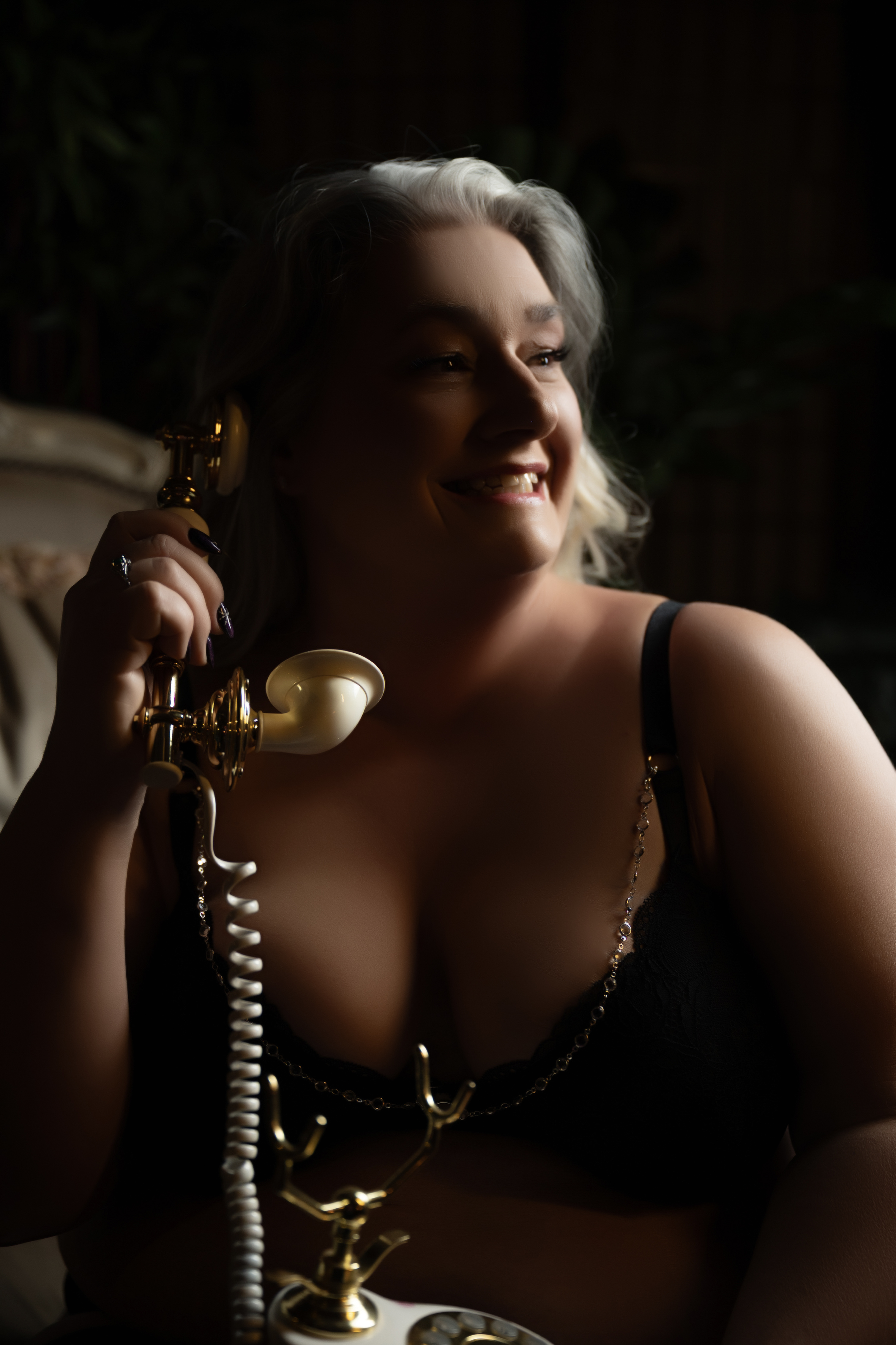 Guided plus size boudoir posing by Amanda Marquis Photography