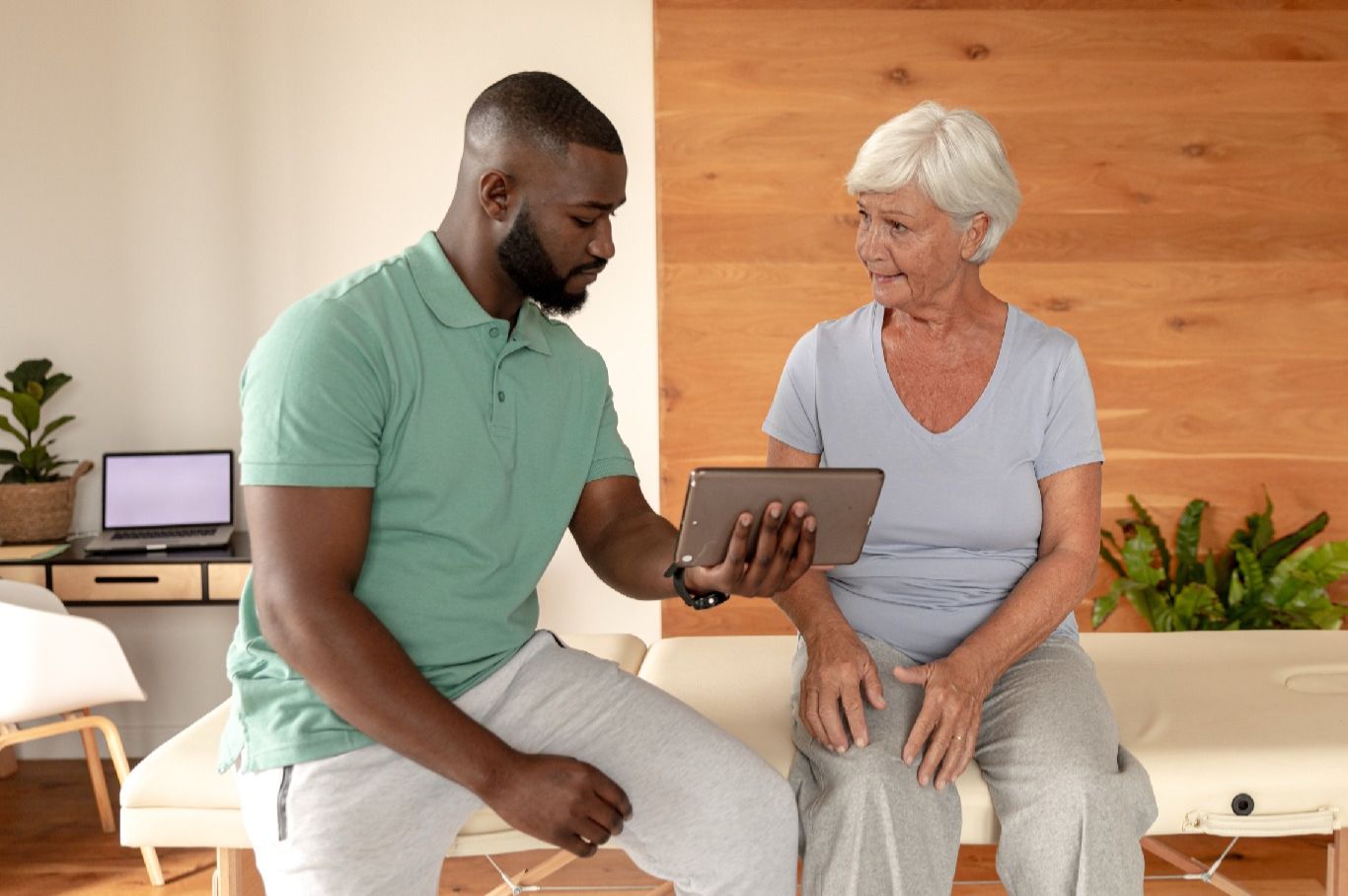 Therapist reviewing client’s stress dashboard.