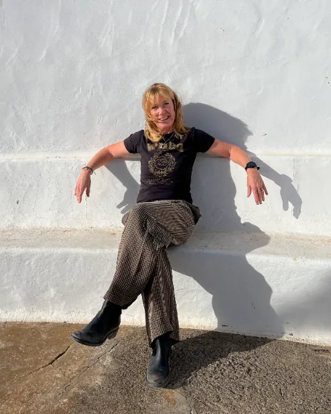 Anneloes Zuiderveen sitting against a white wall in Lanzarote