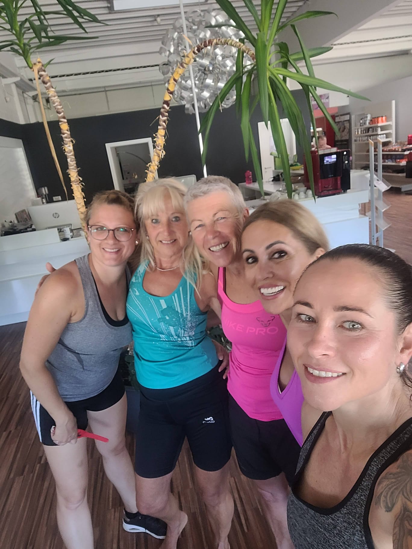 Mitglieder der Songül Premium Fitness Familie posieren gemeinsam für ein Foto