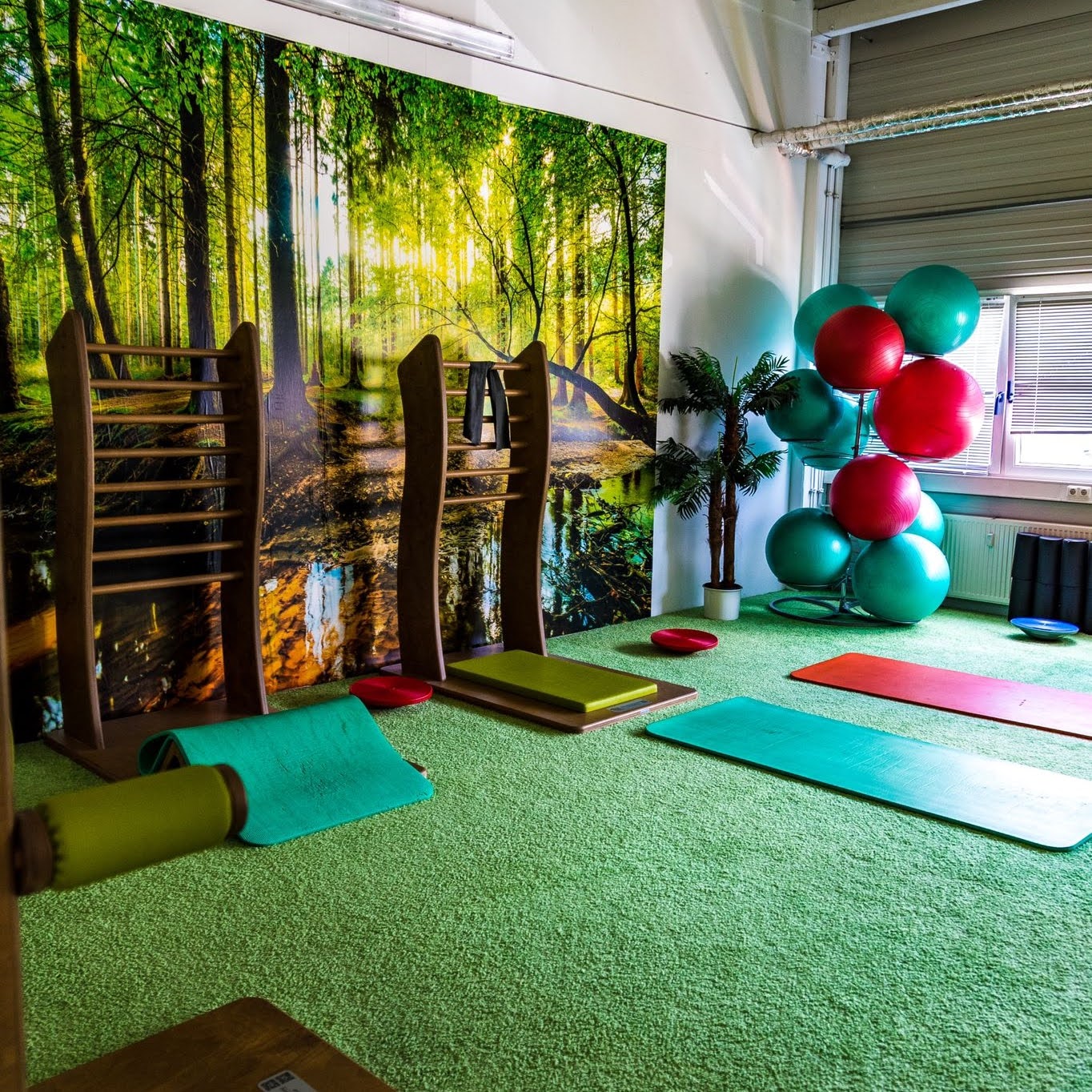 Trainingsraum mit Gymnastikbällen, Matten und Balance-Equipment im Studio