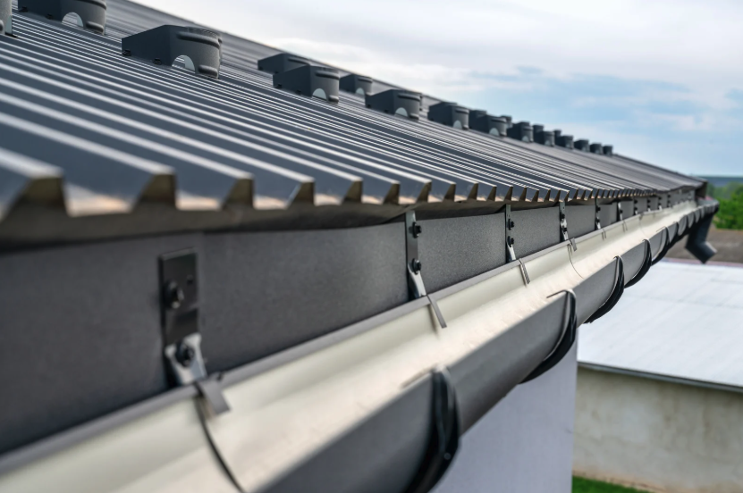 Zinken dakgoot geplaatst door Roofworks