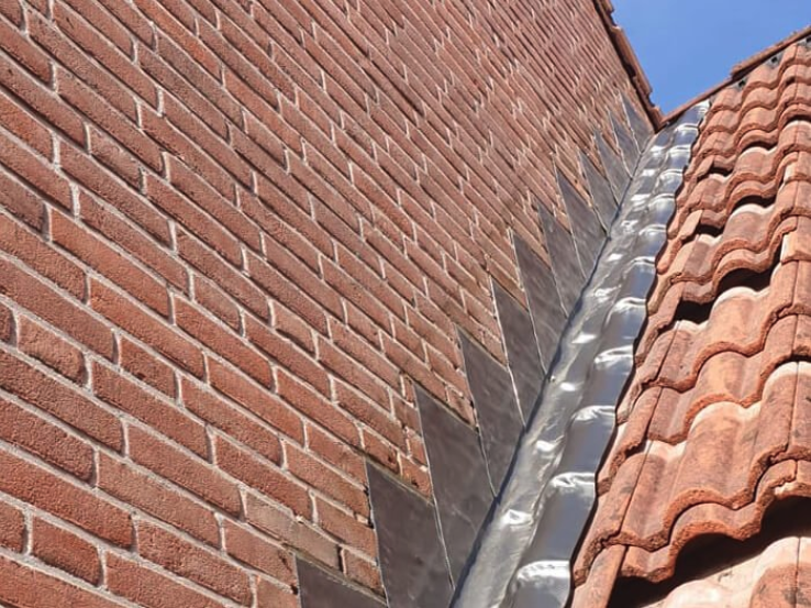 Afwerking tussen dak en muur in lood