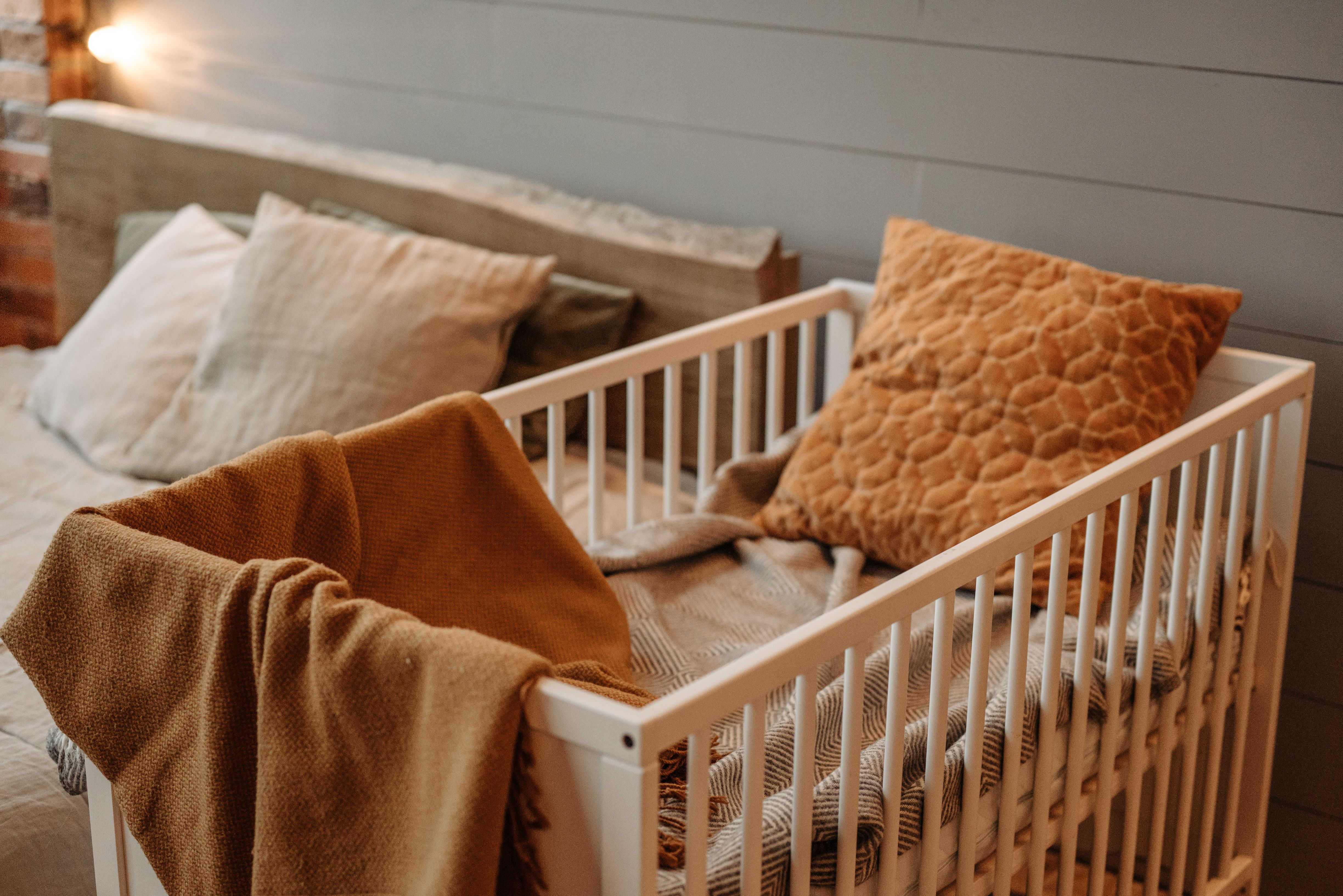 Bonding Before and After Baby: Tech, Carriers & Keepsakes Worth the Hype