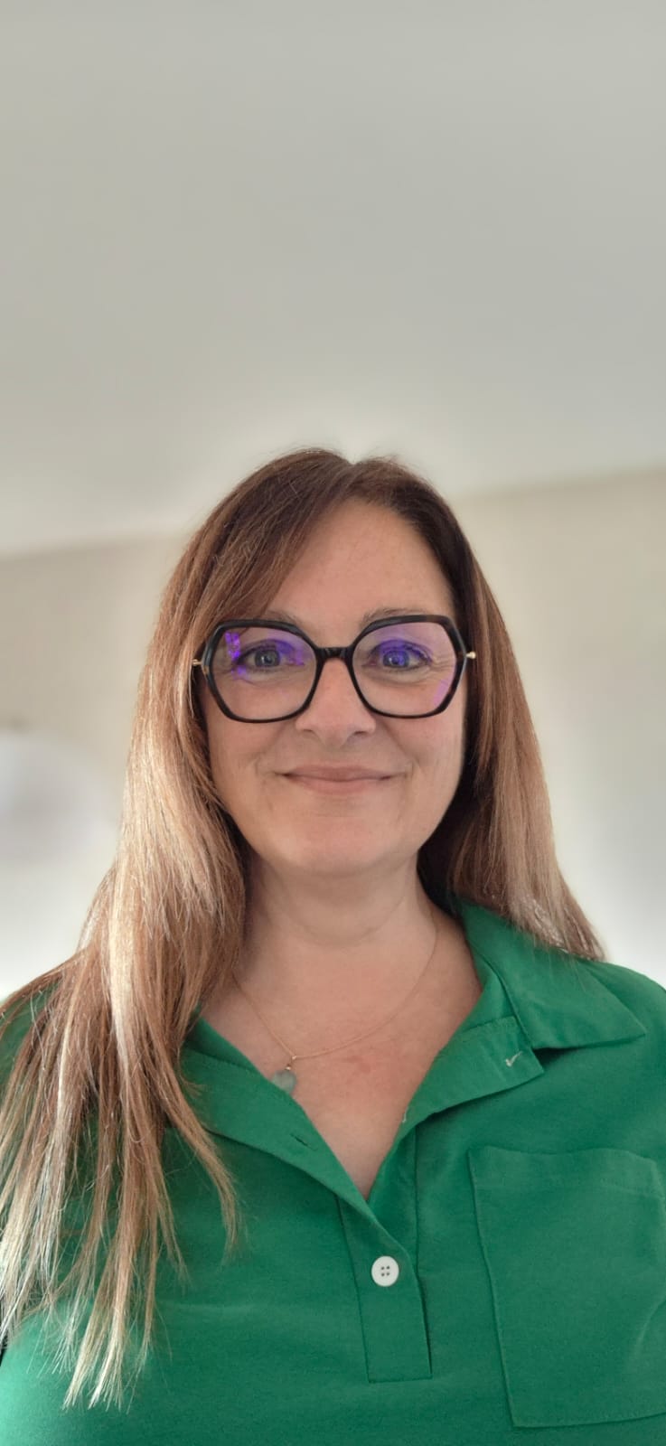 Praticienne en hypnose thérapeutique entre Colmar, Mulhouse, Guebwiller et Fessenheim, j’accompagne les personnes qui vivent du stress, de l’anxiété, des blocages émotionnels ou une hypersensibilité difficile à gérer. Mon approche est douce, profonde et centrée sur l’humain. À travers mes articles, je partage des clés pour mieux comprendre son fonctionnement intérieur et retrouver un apaisement durable.