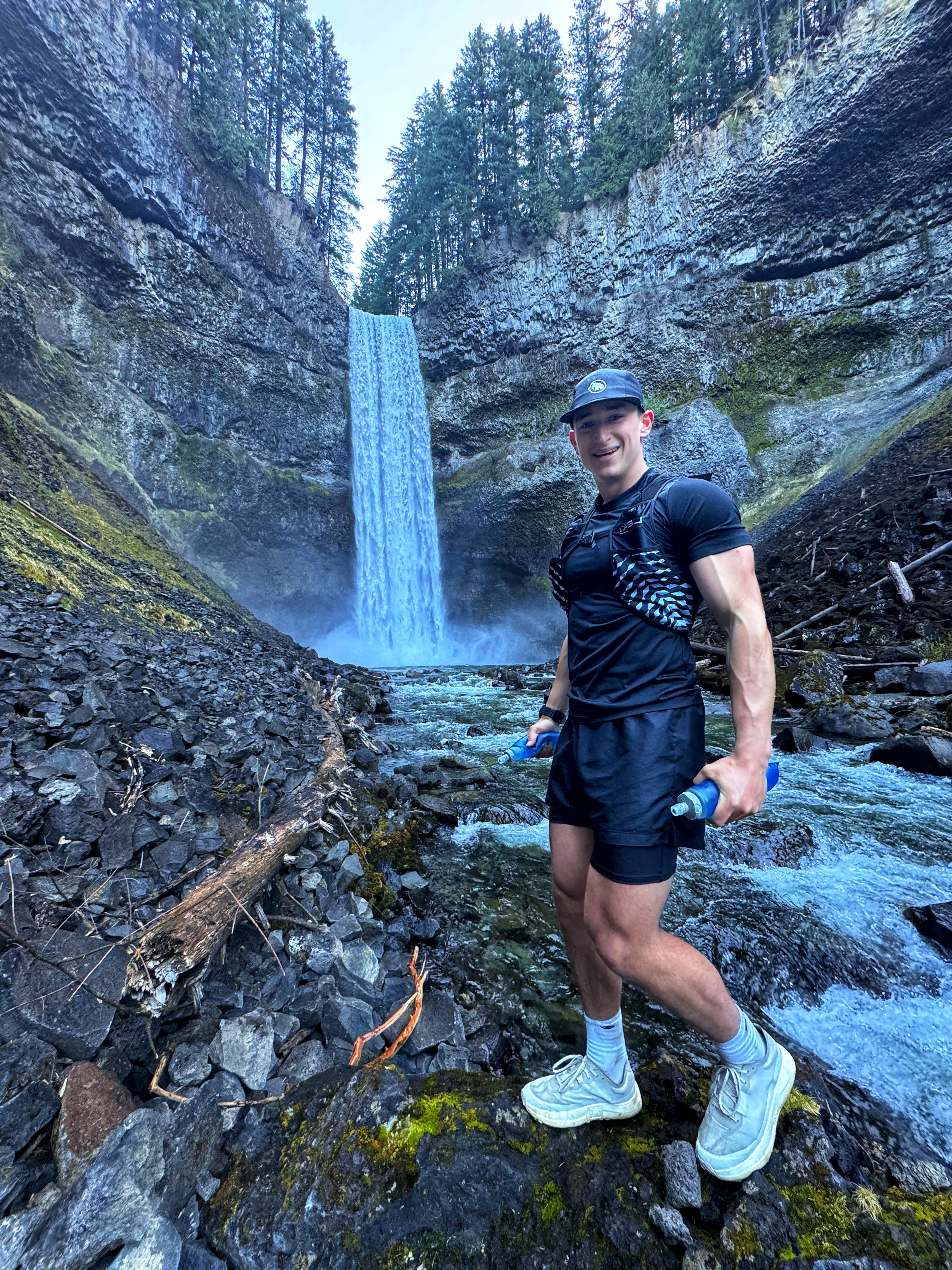 Xavier Ladouceur au pied d'une chute