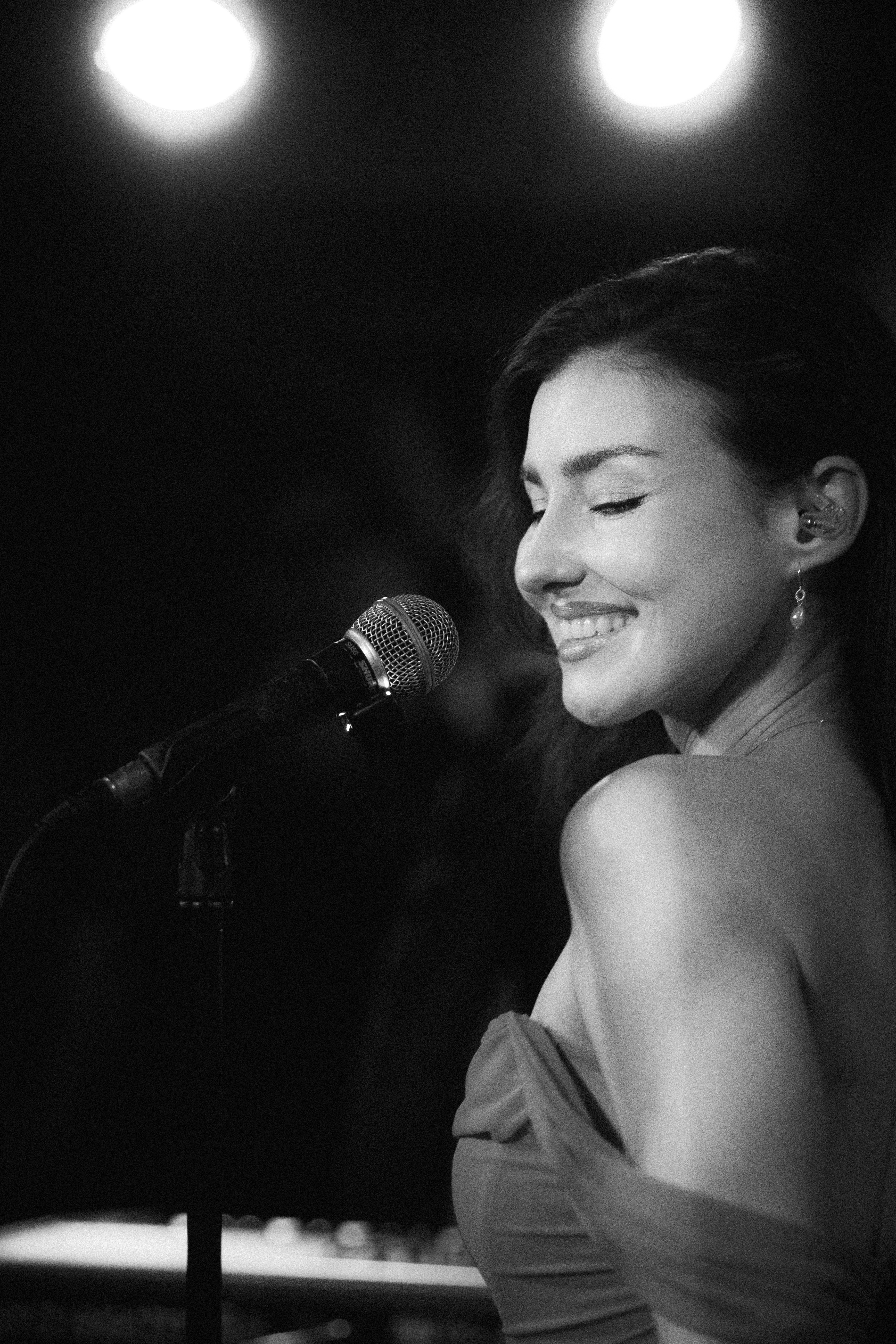 Jade Monet performing