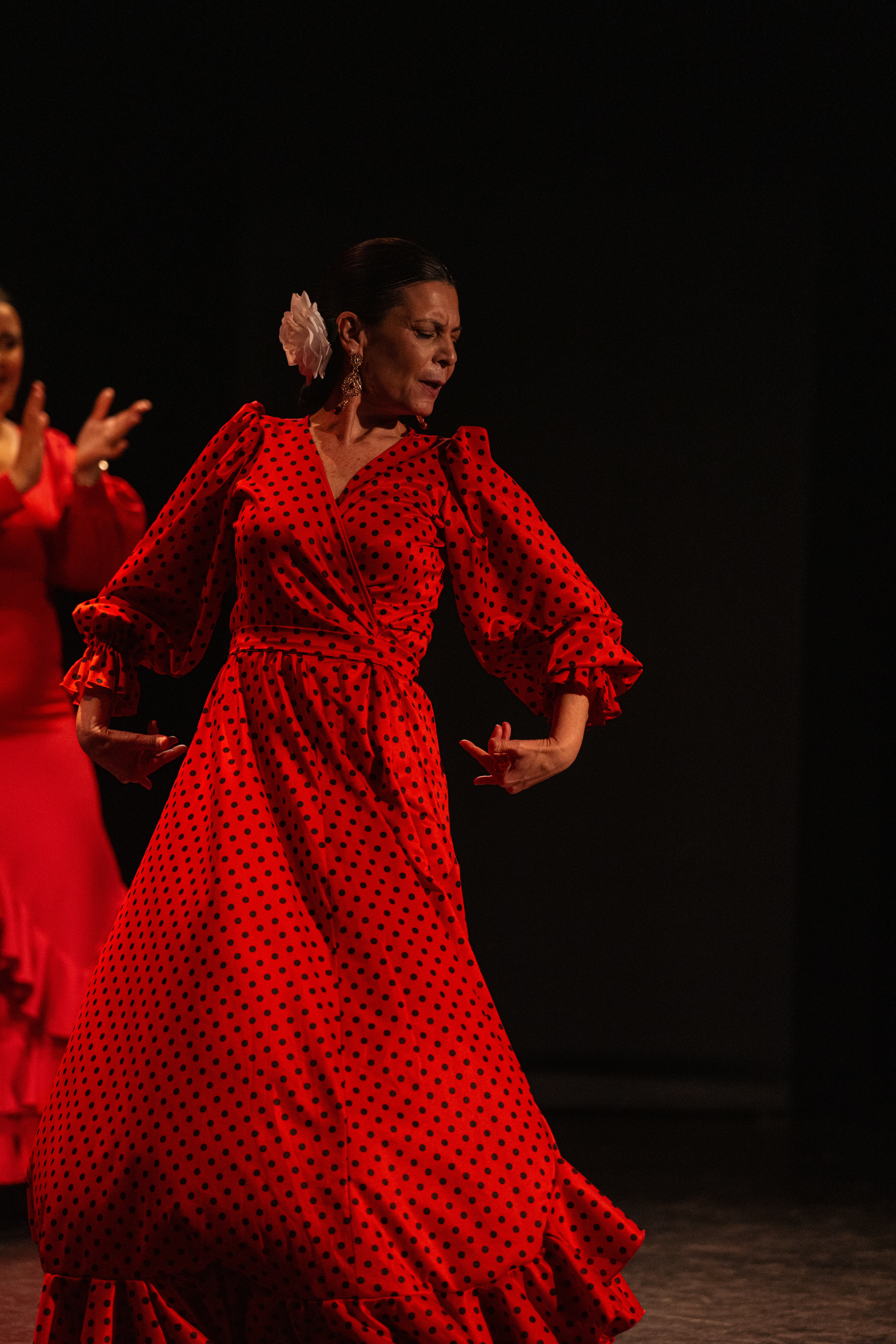 Alumna de A RITMO bailando con traje de flamenca rojo