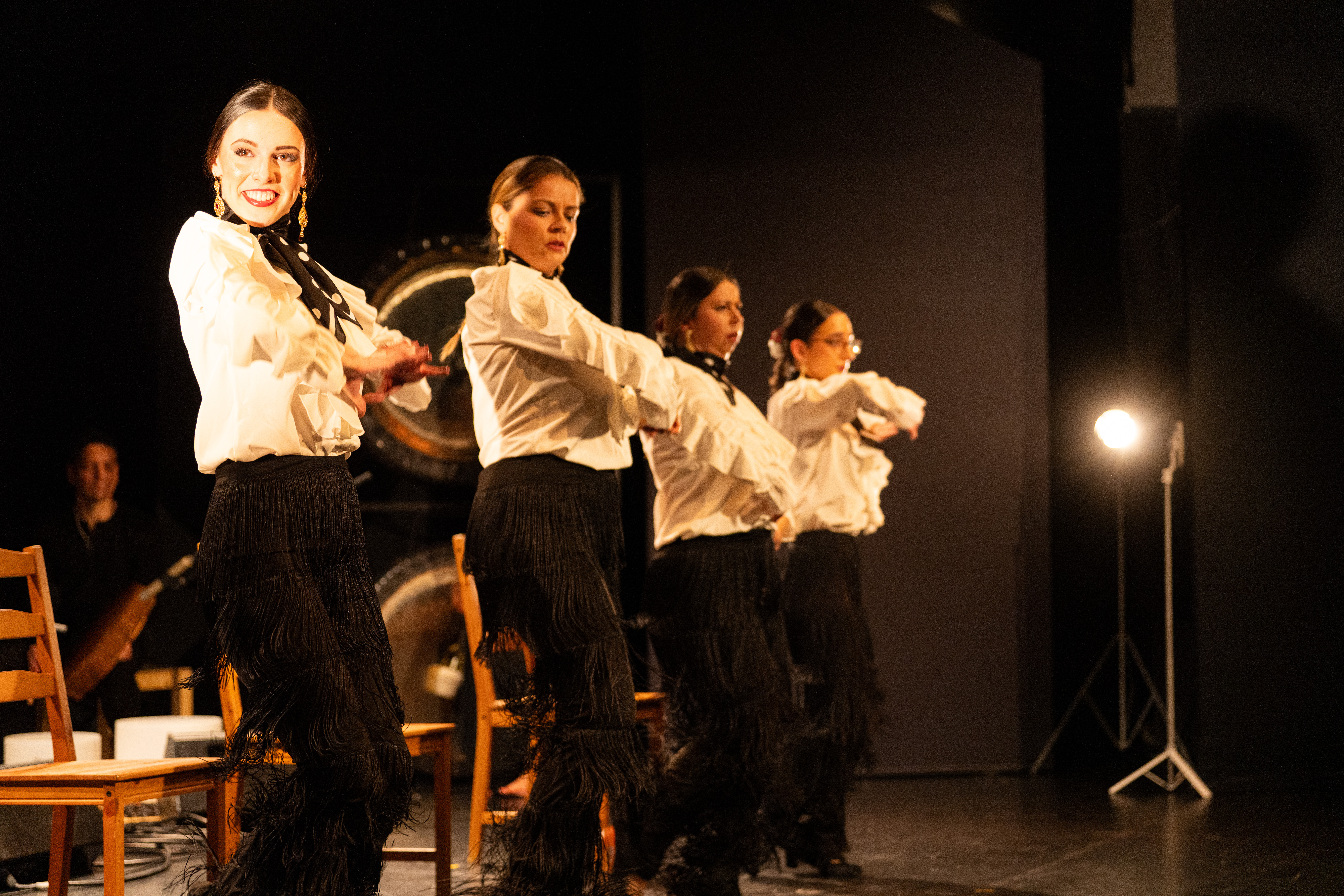 Alumnas de A RITMO en una actuación de flamenco
