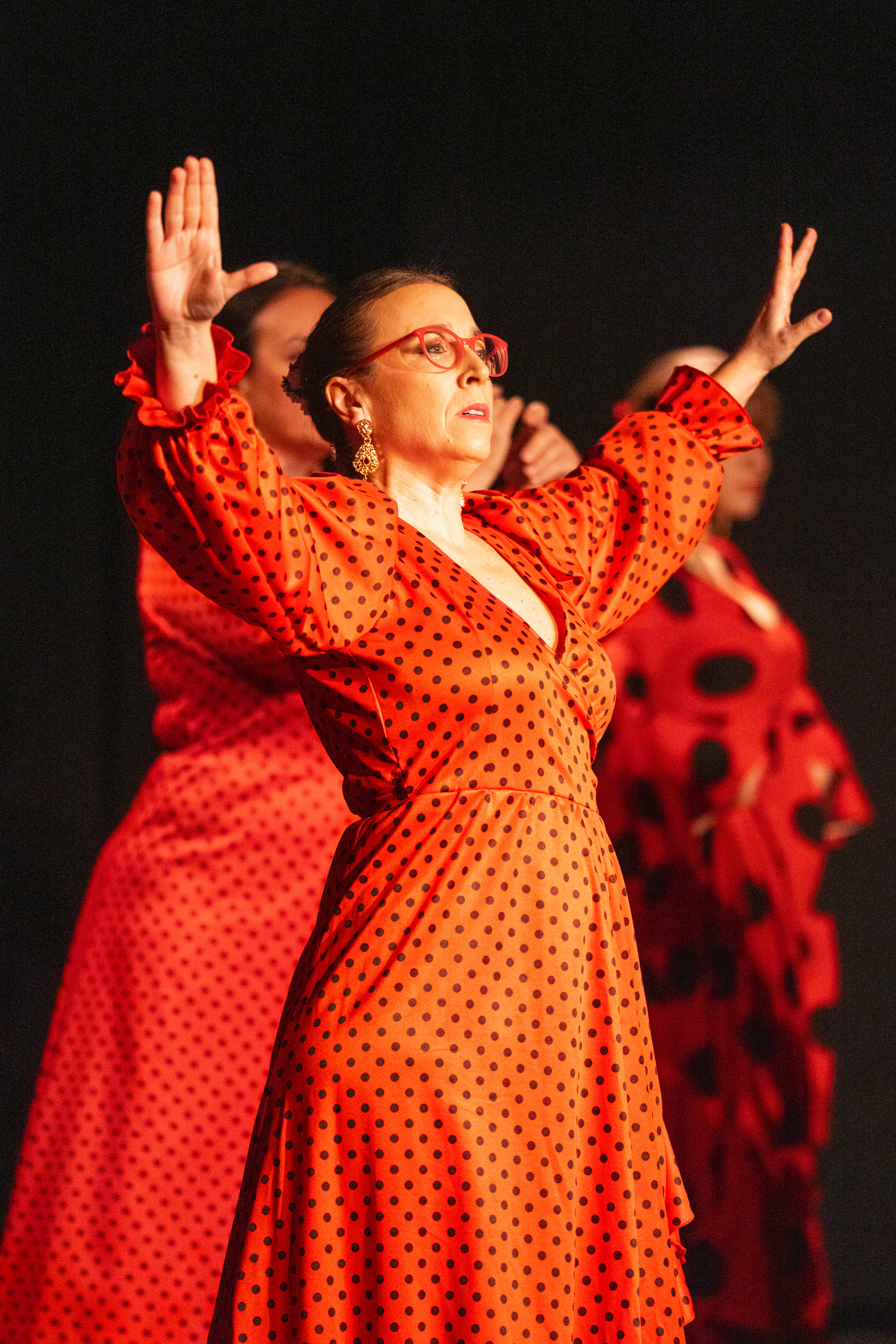 Alumna de A RITMO bailando flamenco con vestido de lunares