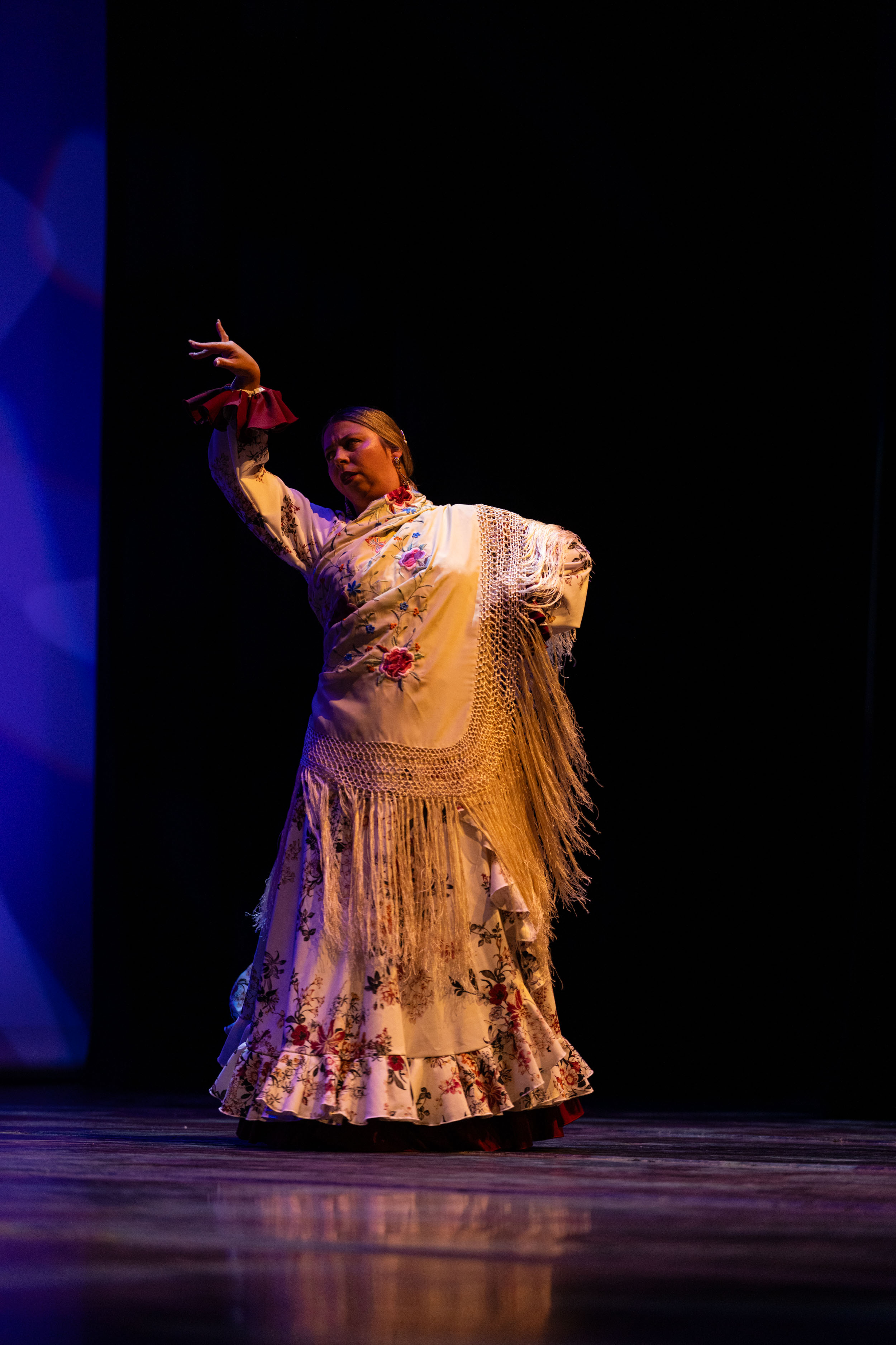 Alumna de A RITMO bailando con mantón bordado