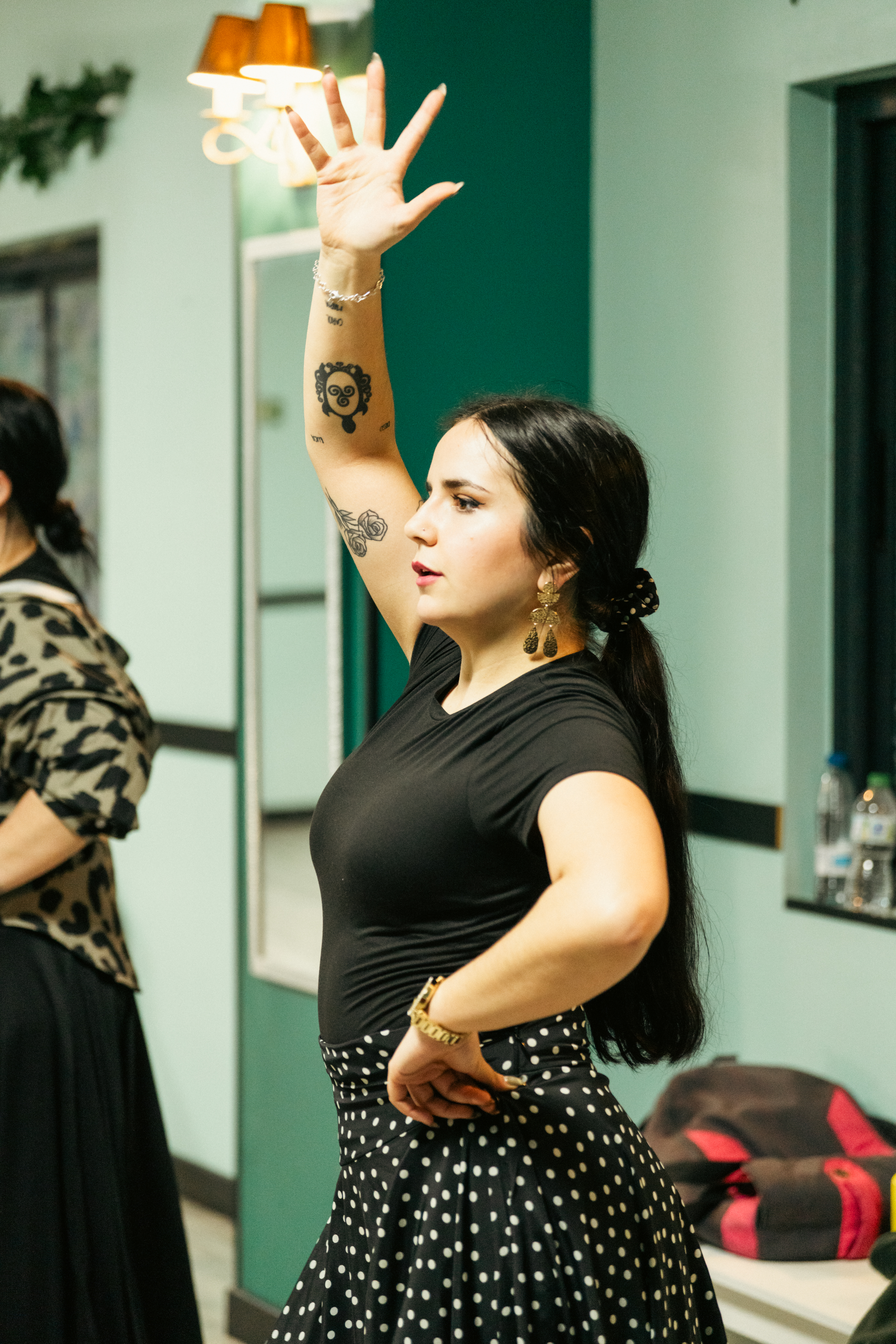 Alumna de A RITMO bailando flamenco en la sala de la escuela