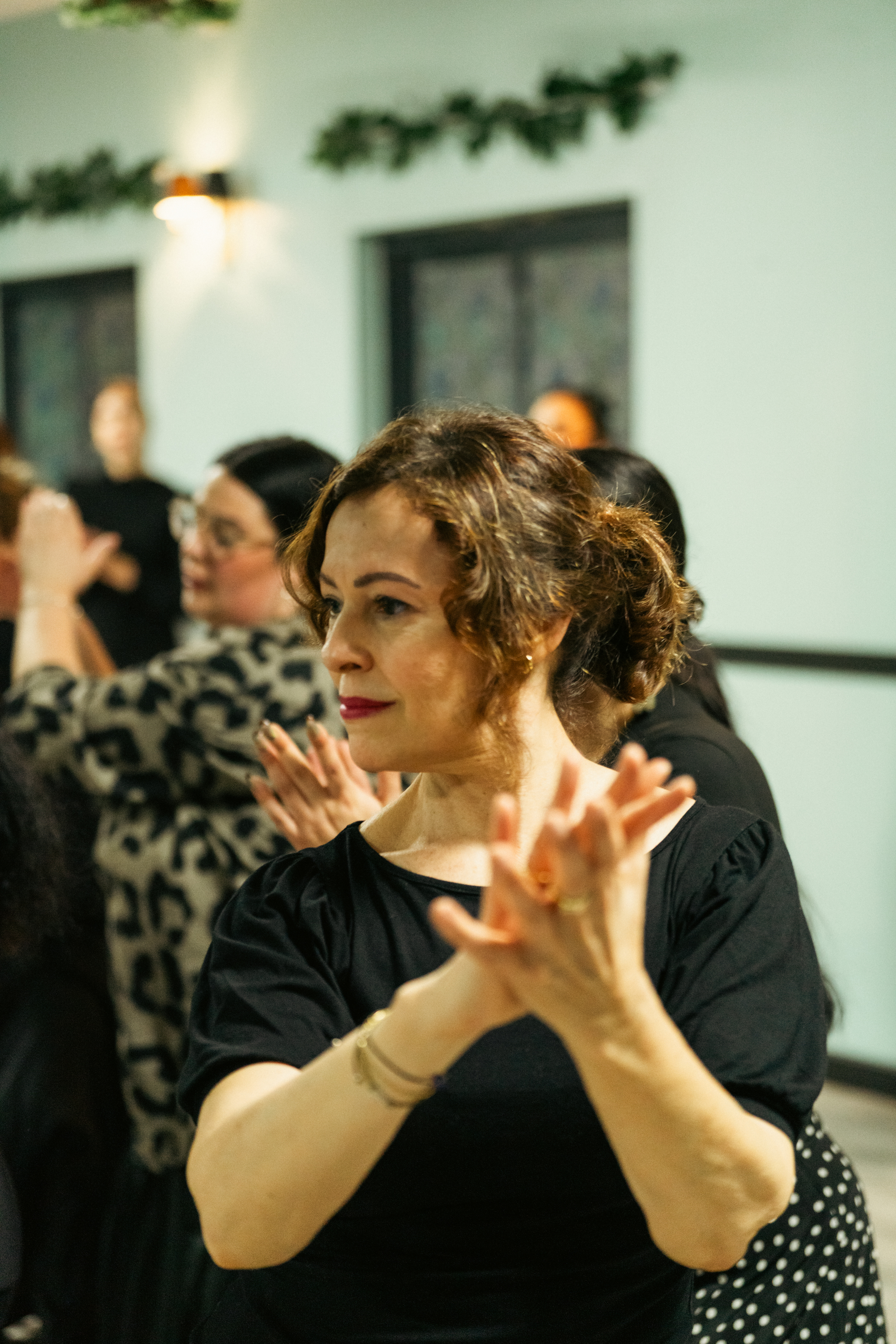 Alumna de A RITMO marcando palmas en clase de flamenco