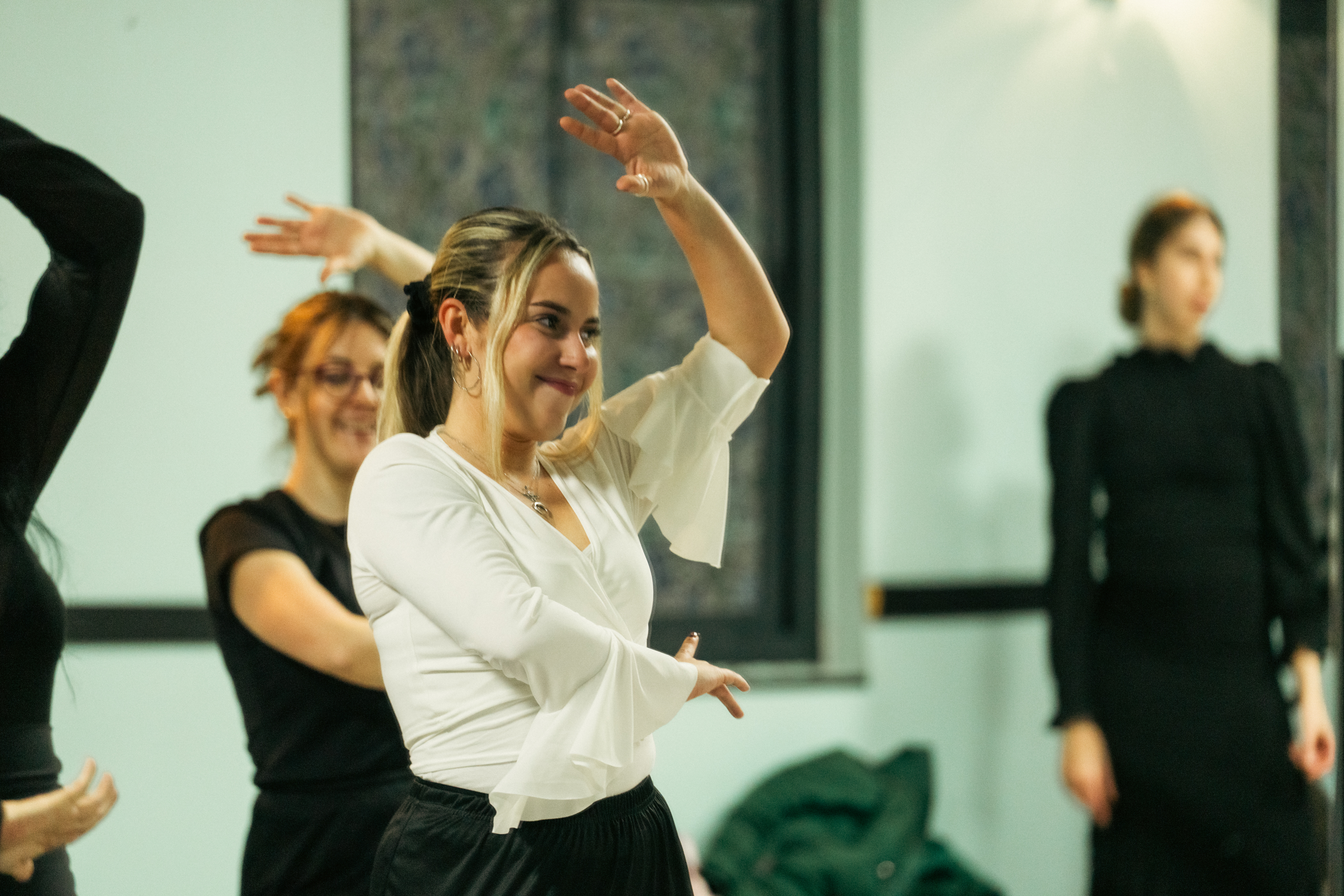 Alumna de A RITMO sonriendo durante la clase de flamenco