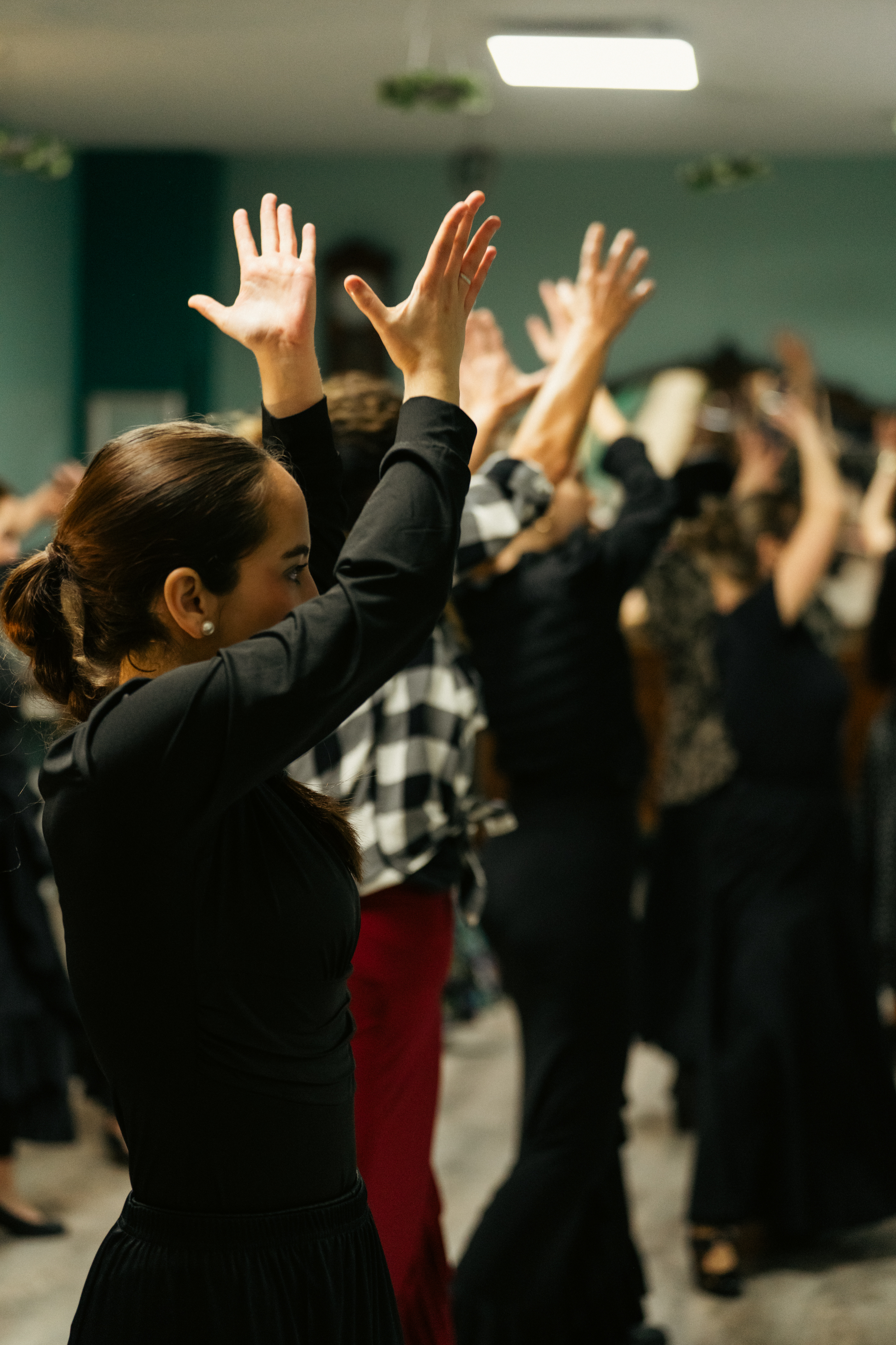 Grupo de alumnas de A RITMO braceando en clase