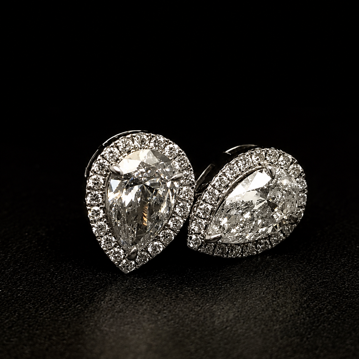 Kisme Lumière Pear Halo Studs