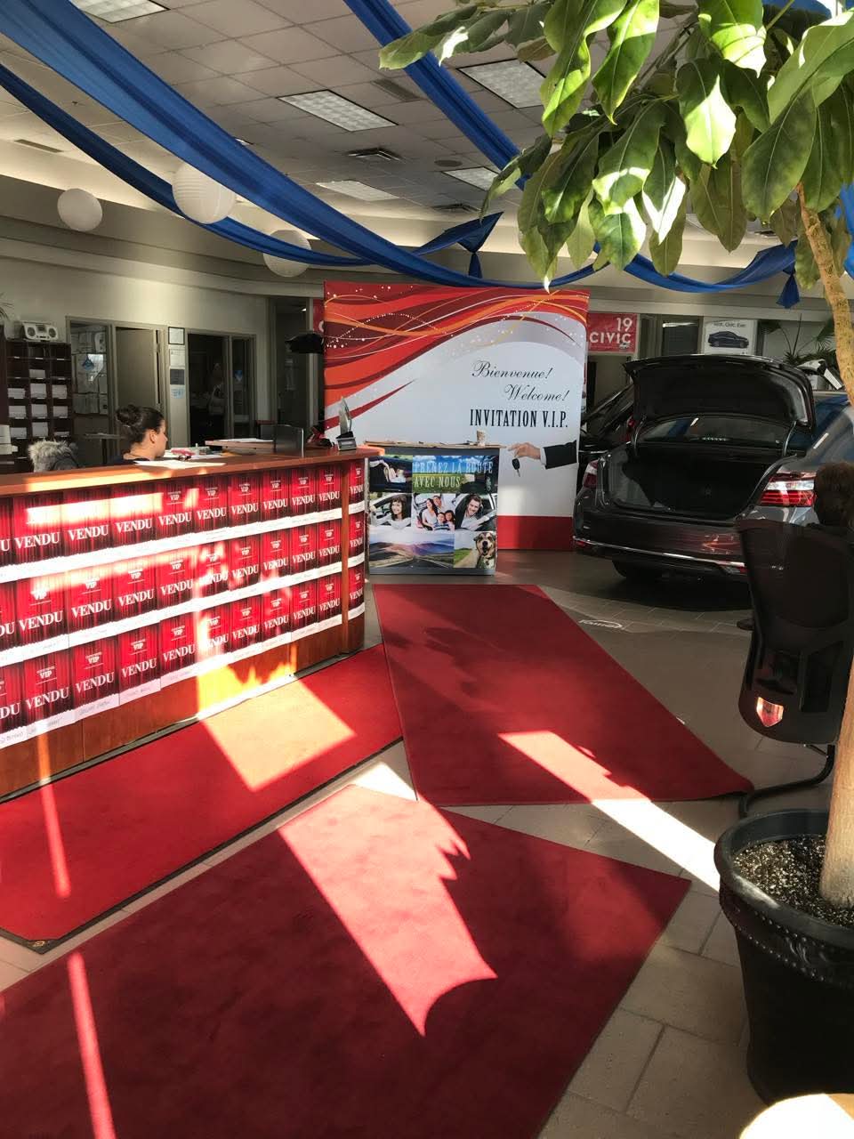Salle de montre pleine lors d'une liquidation automobile au Québec