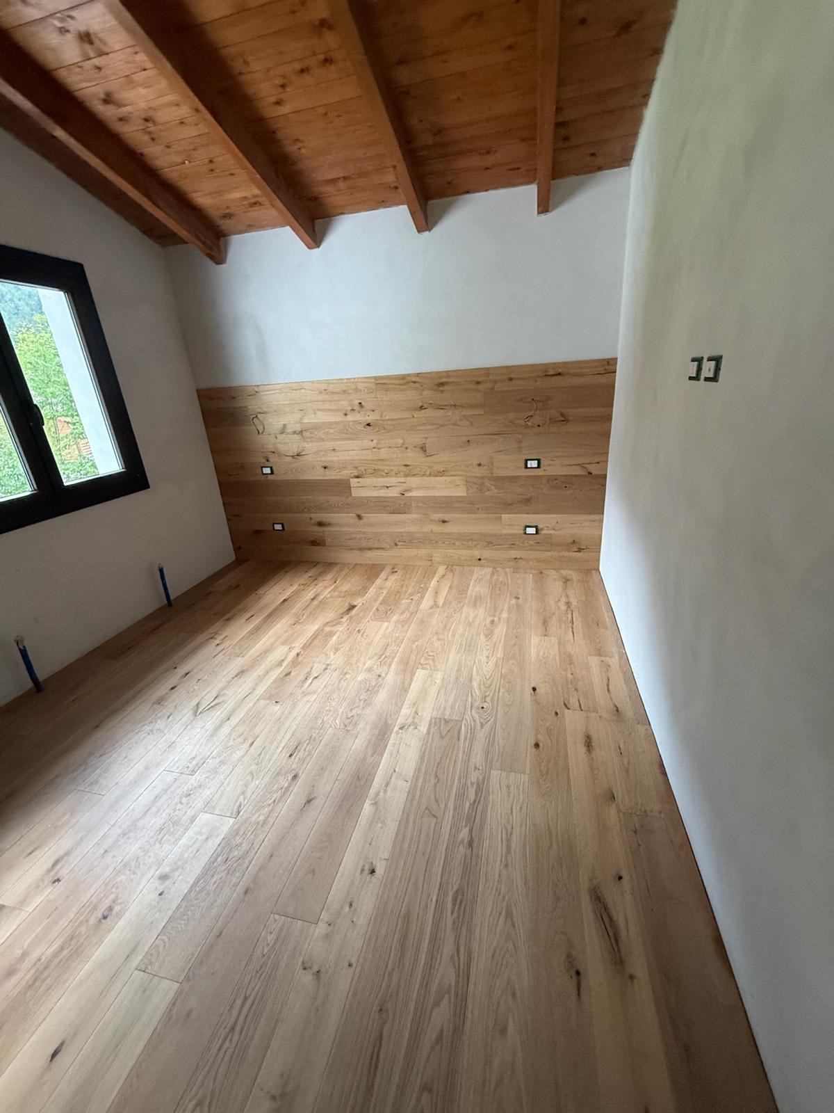 Mansarda con boiserie in legno e parquet