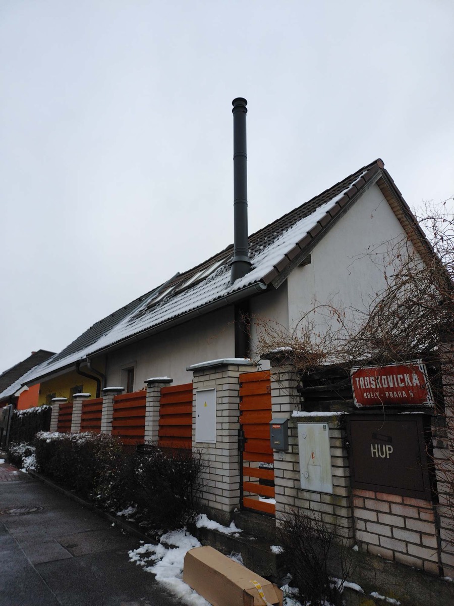 Nerezový komín na fasádě rodinného domu