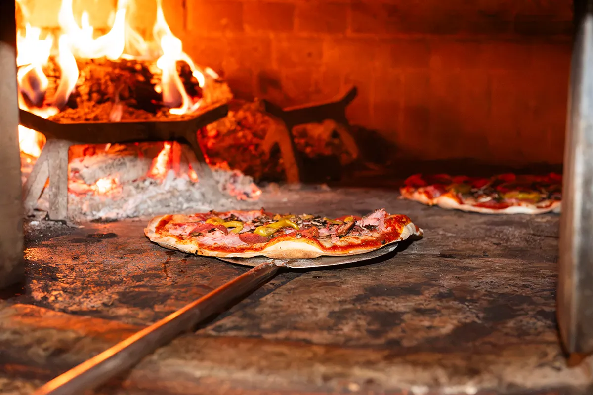Holzofen brennt und ist aufgeheizt in der Pizzeria in Bayreuth