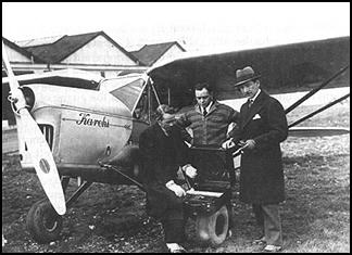 Prime Minister Stanley Bruce presents a cheque and cigarette case to Bert Hinkler in 1928