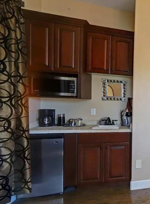 Ranch kitchen cabinetry and finish detail, by Myk's Woodworking