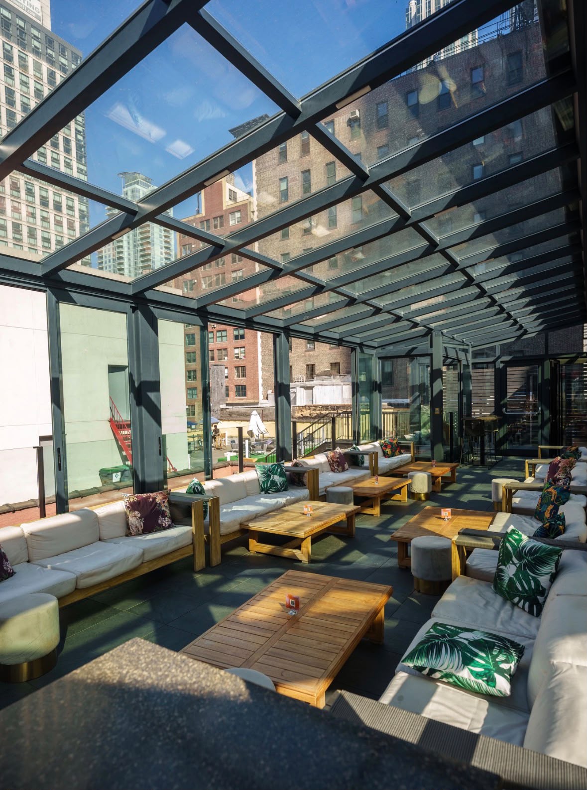 Rooftop lounge protected by a glass roof system