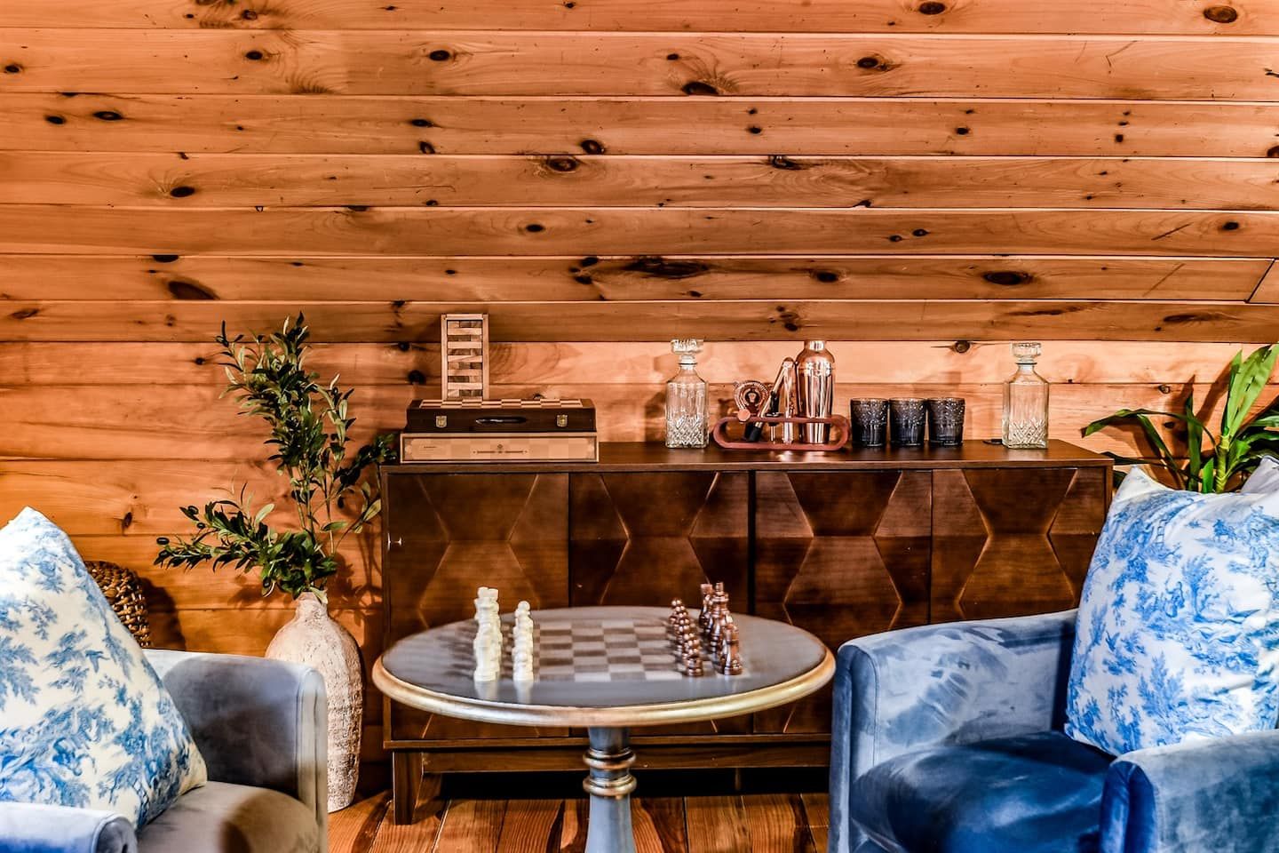 Elevate your evenings by crafting drinks in style, whether it’s a celebratory toast, a quiet nightcap, or a shared cocktail with friends. It’s a small detail that makes evenings feel a little more special and memorable.