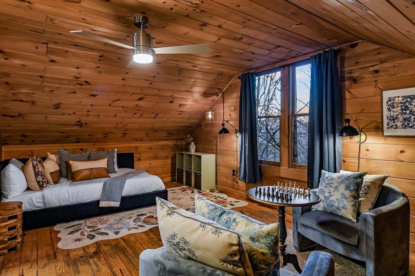 With its queen daybed, the loft serves as a private second bedroom, set apart from the main level for quiet rest. It’s an ideal sleeping space for kids or a second couple, while still offering the flexibility of a comfortable lounge area.