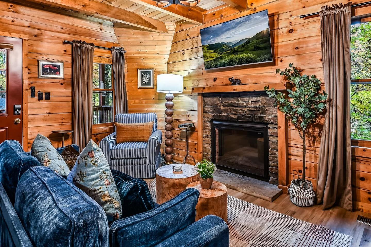 The living room is made for slow moments — curl up, relax, and enjoy time together after a day in the mountains.