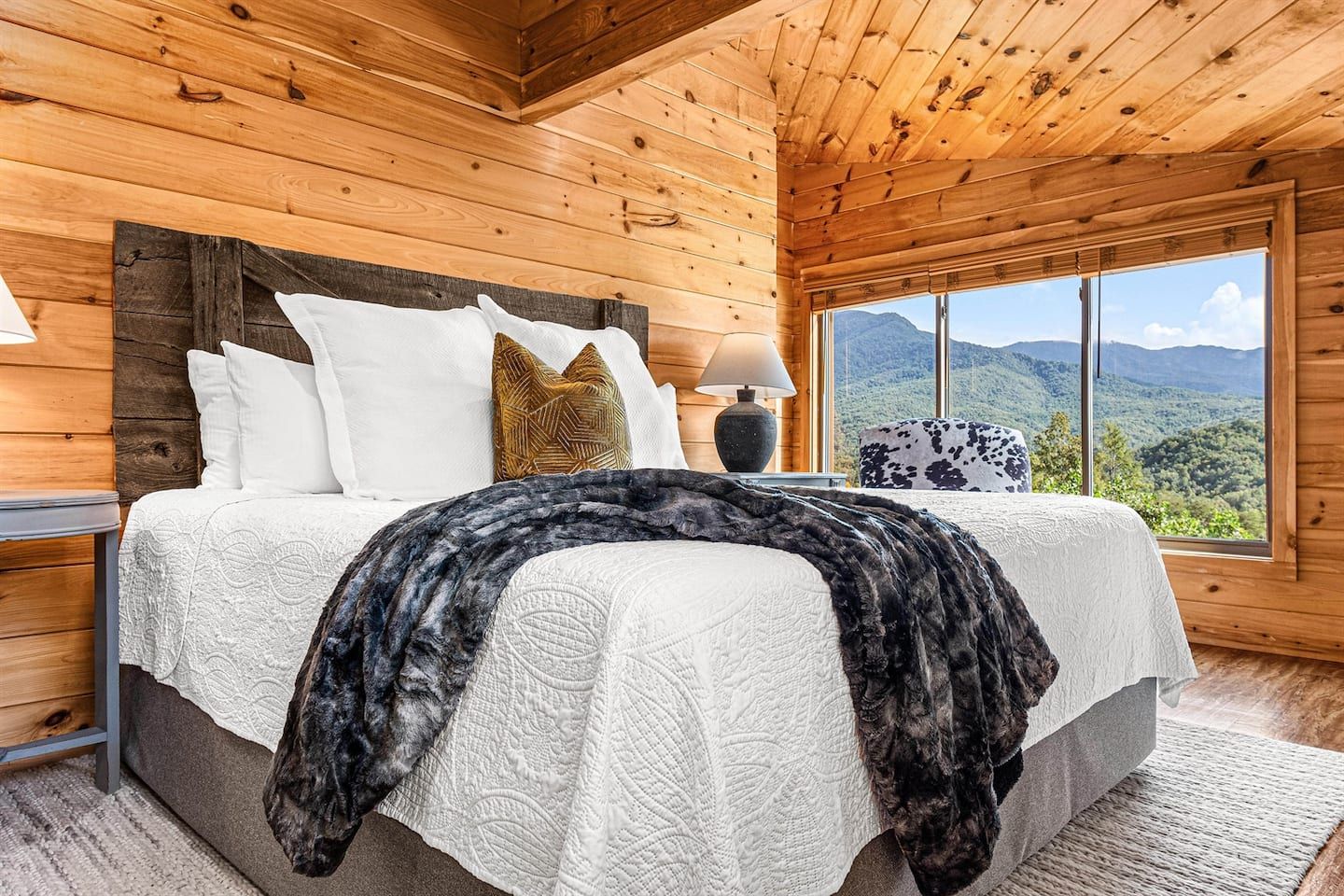 Words can't describe how relaxing it is to wake up in the plush master king suite and gaze out the windows, taking in the majestic views surrounding Birdsong Ridge, and creating a tranquil and unforgettable start to your day.