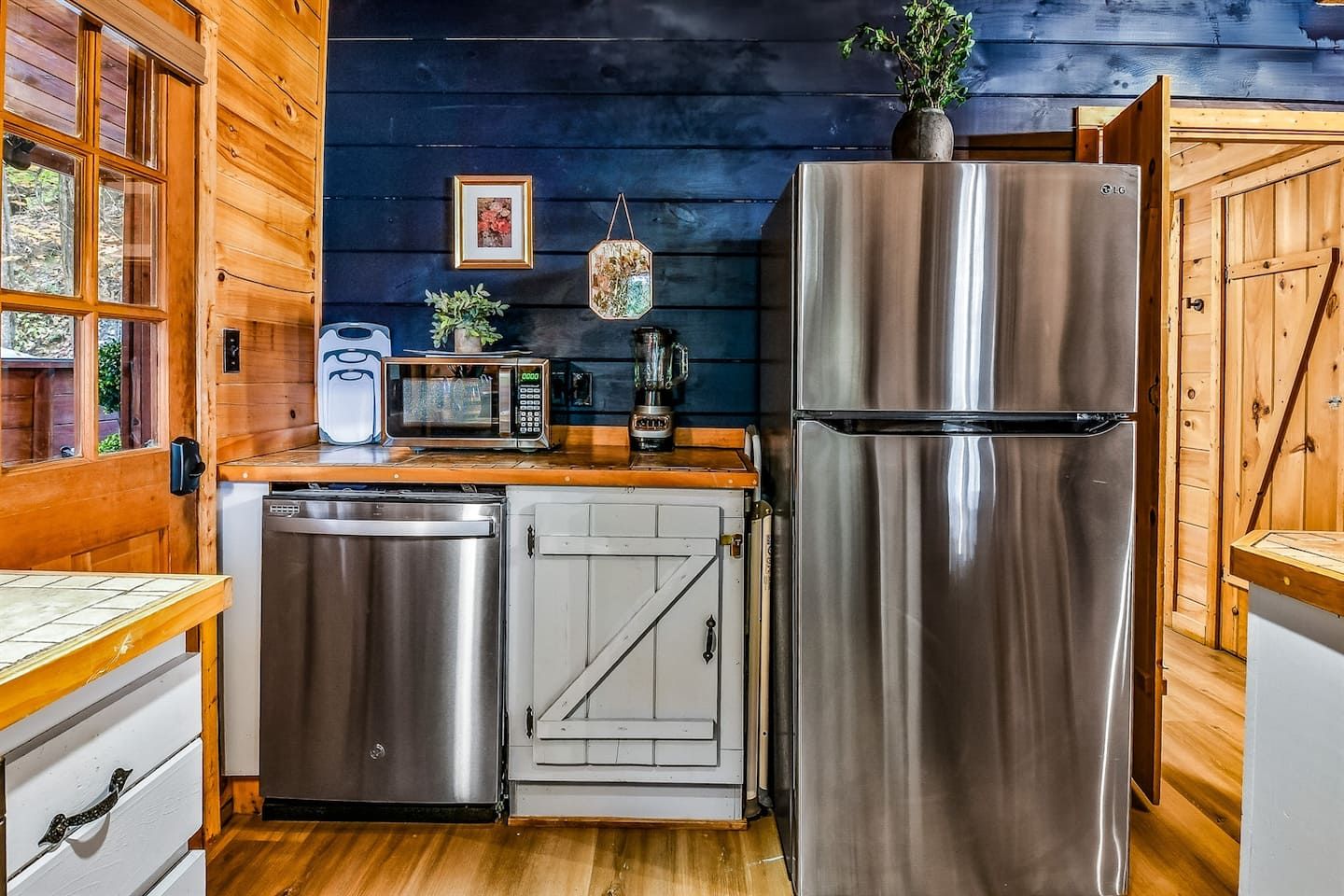 Fully stocked with pots, pans, mixing bowls, and serving ware, the kitchen has everything you need for home-cooked meals — from simple breakfasts to cozy dinners after a day of adventure.