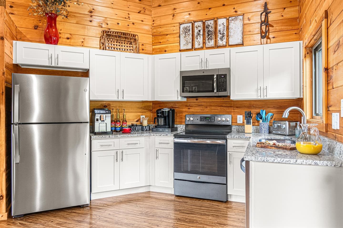 Prepare delicious meals in our fully-stocked kitchen, ideal for any culinary aficionado. With everything from pizza pans and wine glasses to a blender—it’s the perfect place for feasts.
