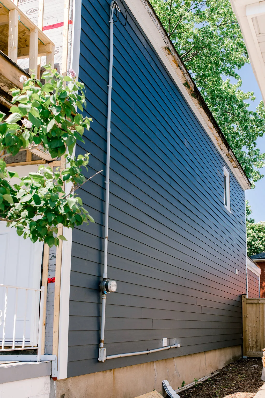 Navy lap siding on a tall wall of the Lakeside Blues home in Hamilton