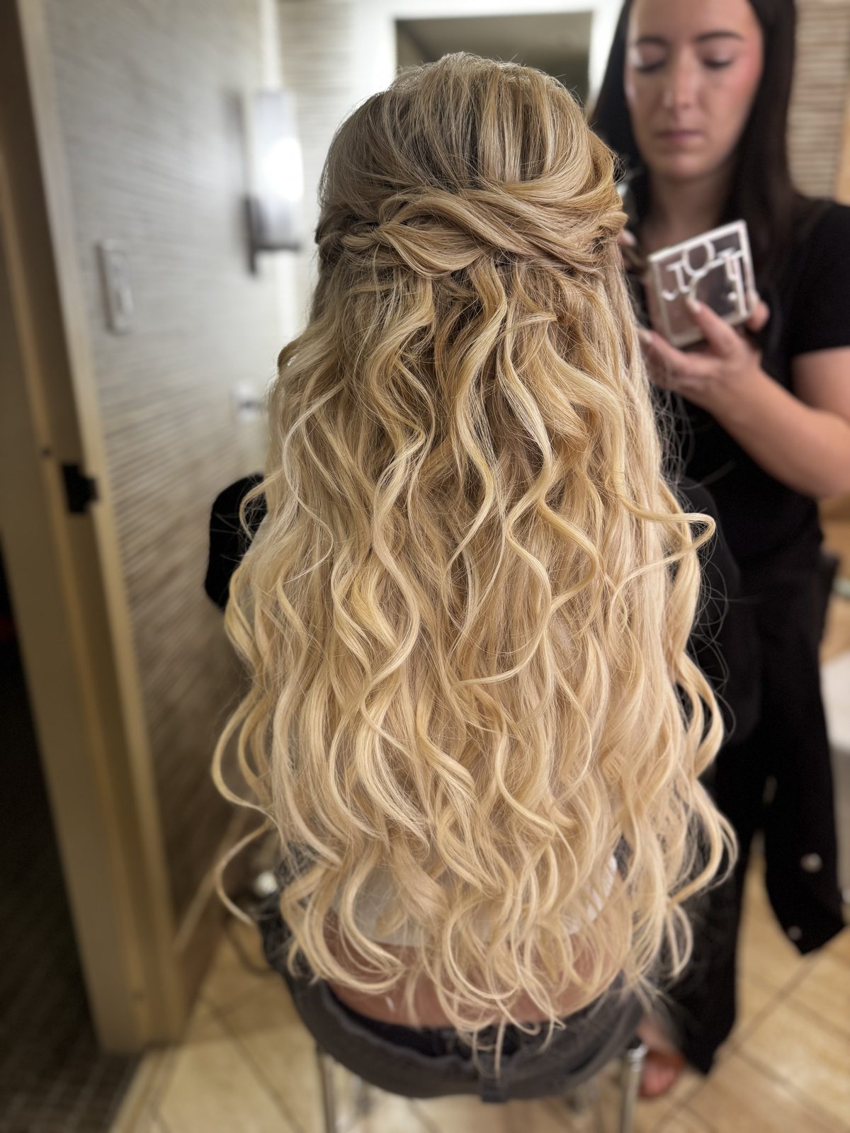 Finished red-carpet curls in the Mega Glam chair