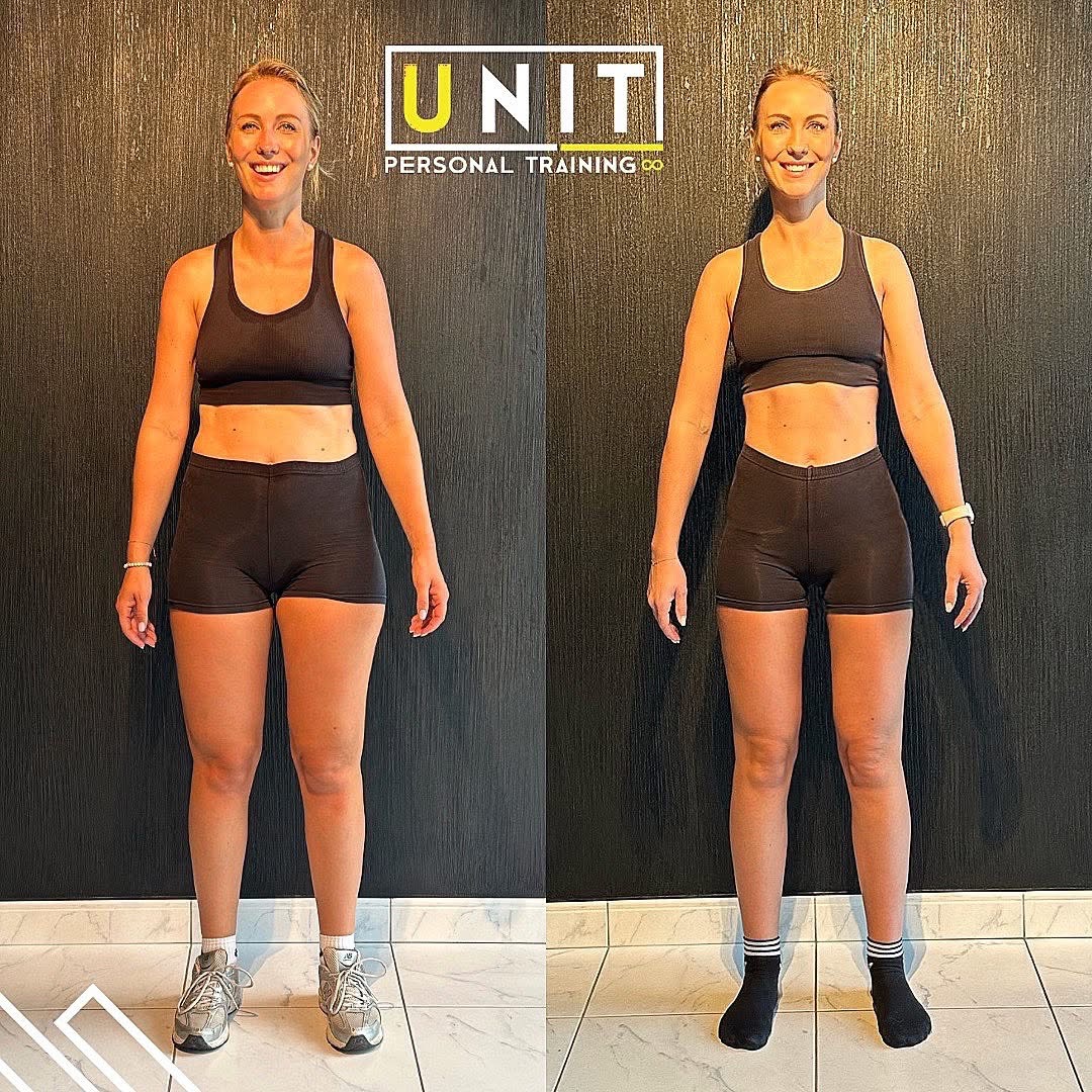 Coach begeleidt sporters tijdens HYROX-training op hun niveau