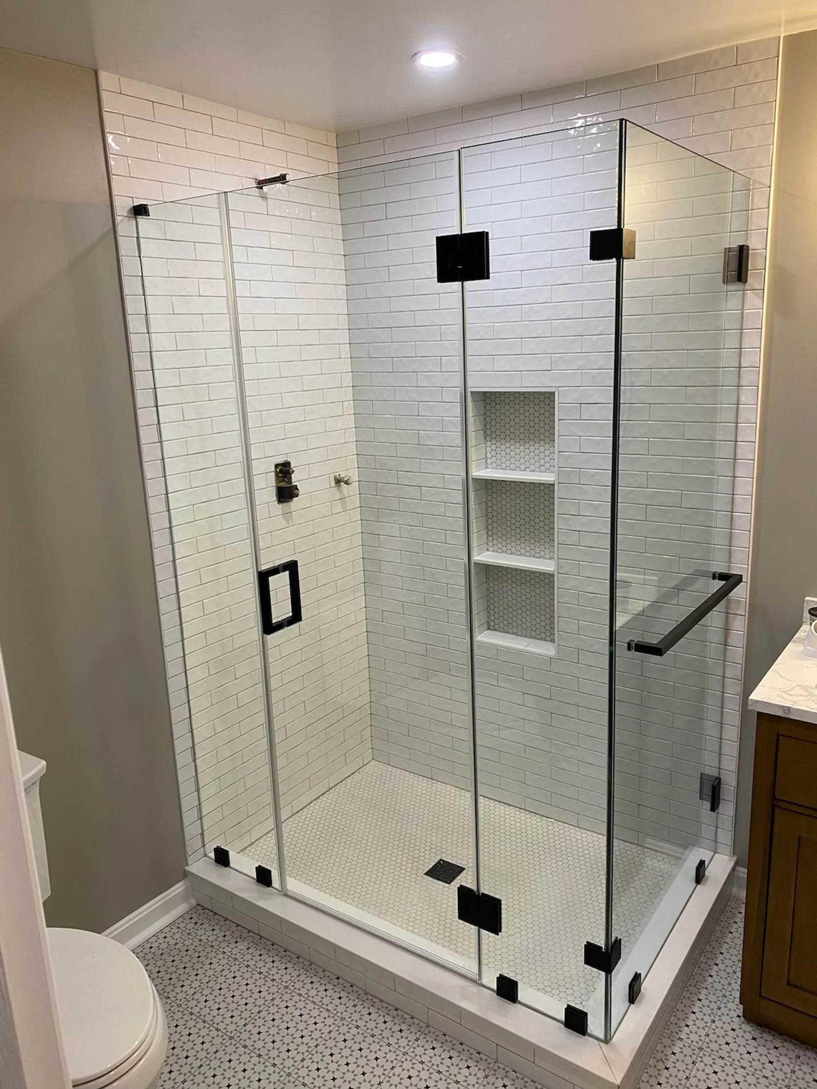 Single door between two inline panels and 90 degree return with towel bar