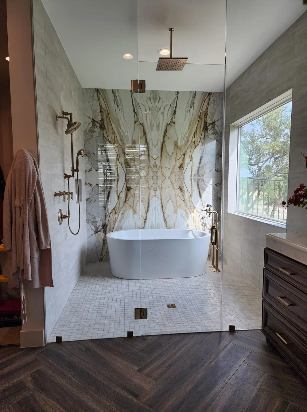 3-piece shower enclosure with bathtub