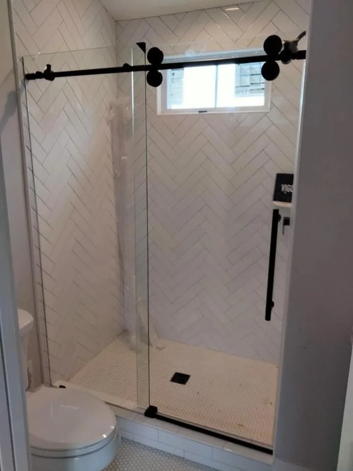 Barn door style door with vertical handle