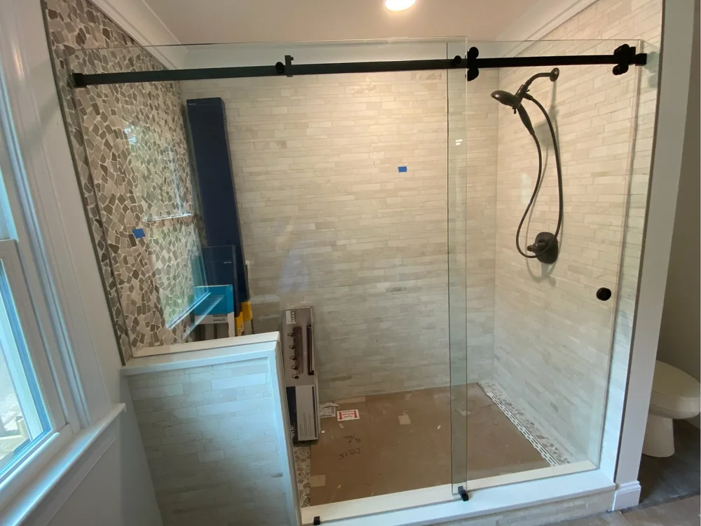 Barn door style door with notched inline panel