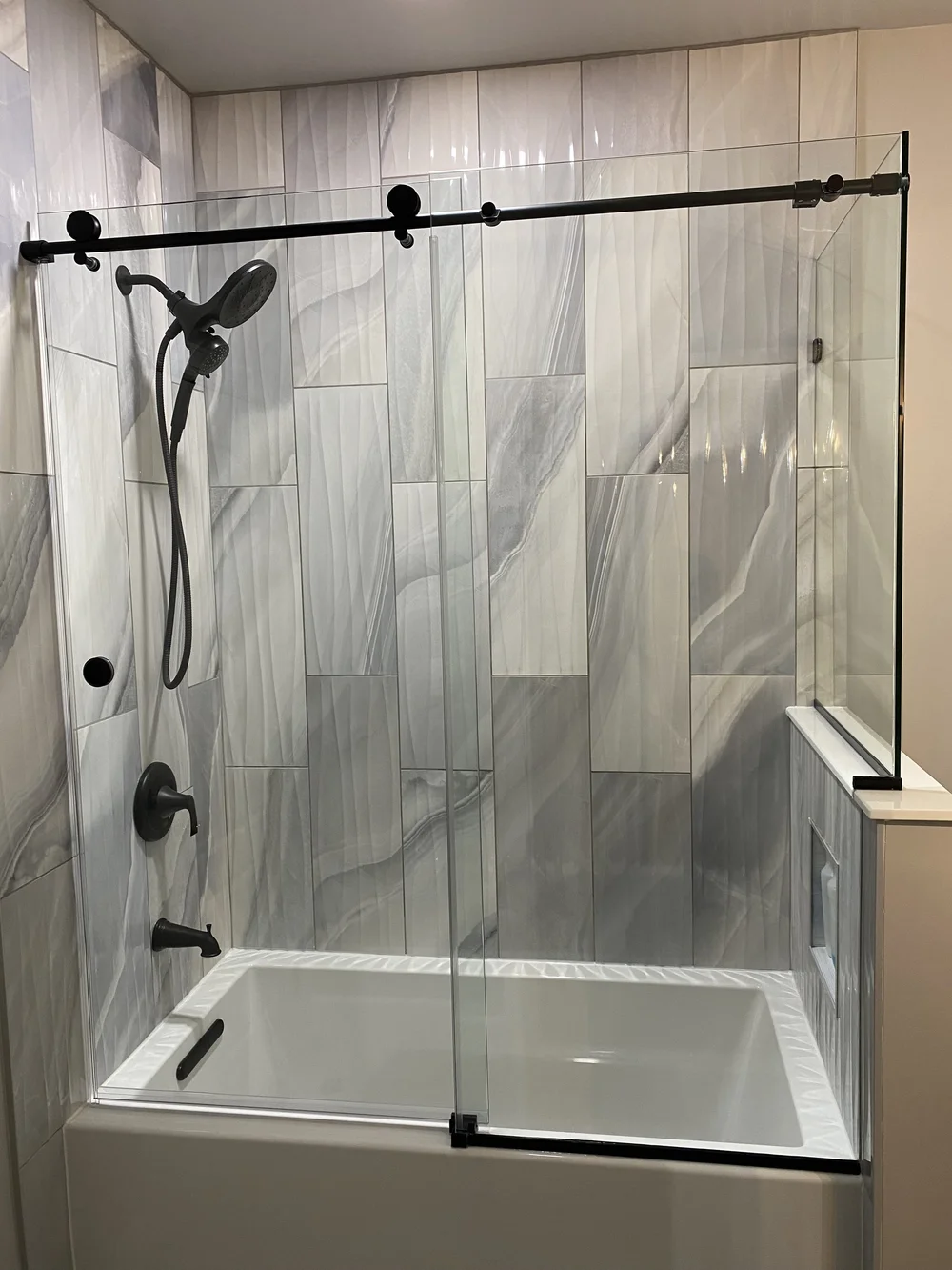 Frameless tub slider