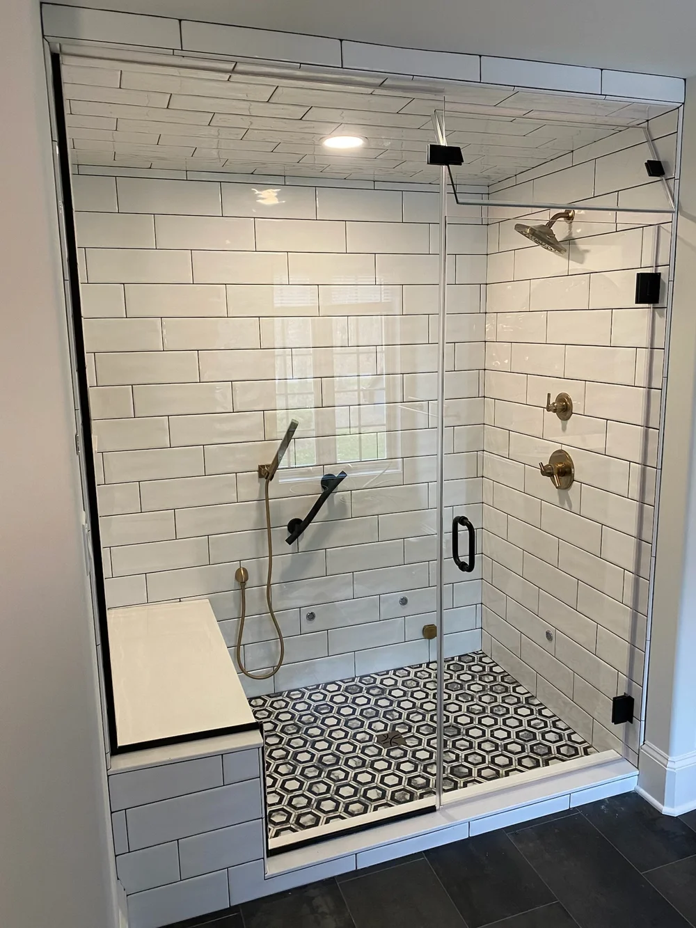 Neo-angle steam unit with notched inline panel and movable transom