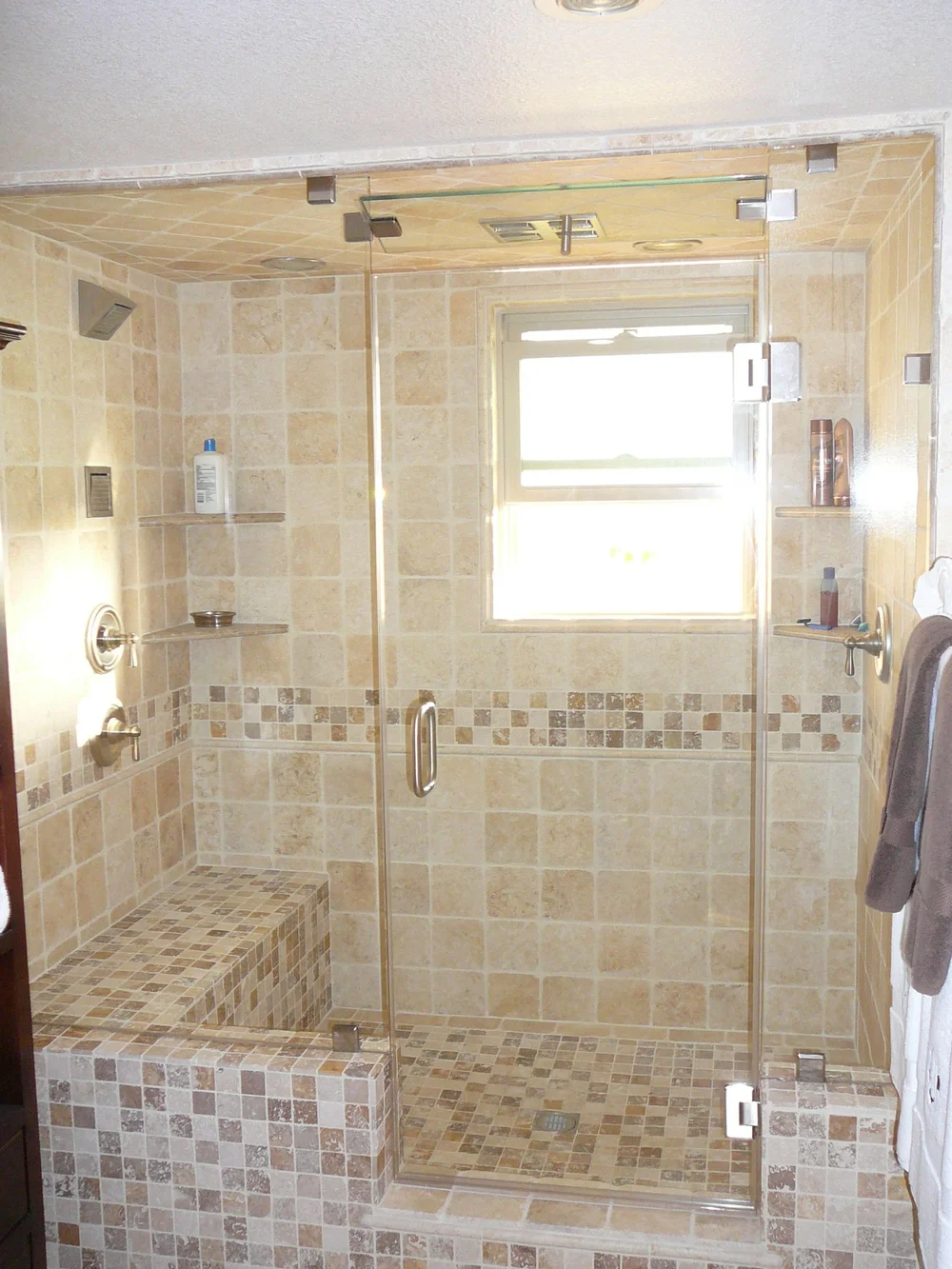 Steam unit with two panels on knee walls and movable transom
