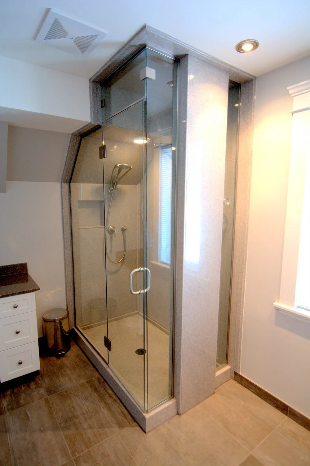 Steam unit with angle-cut panel, return panel, and movable transom