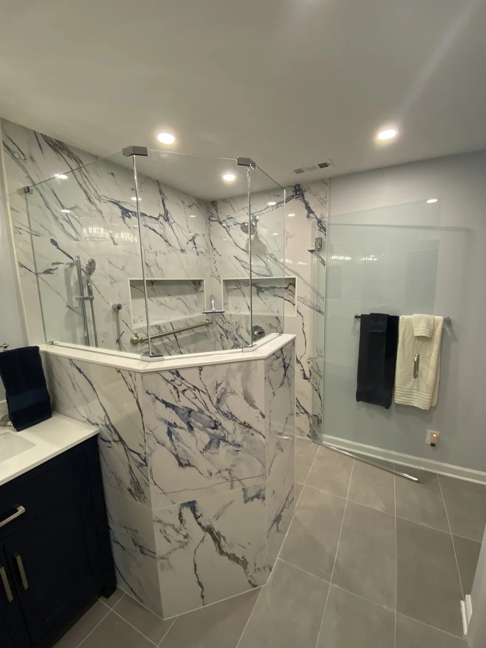 Shower with panels on octagonal knee wall