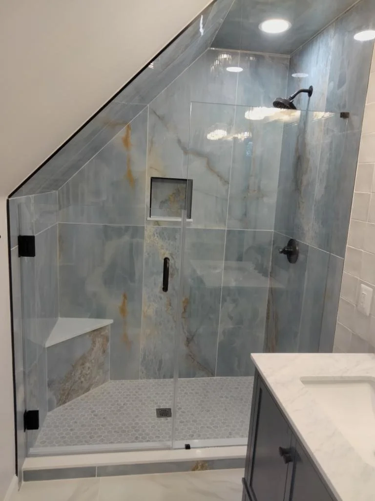 Shower in angled alcove with half door