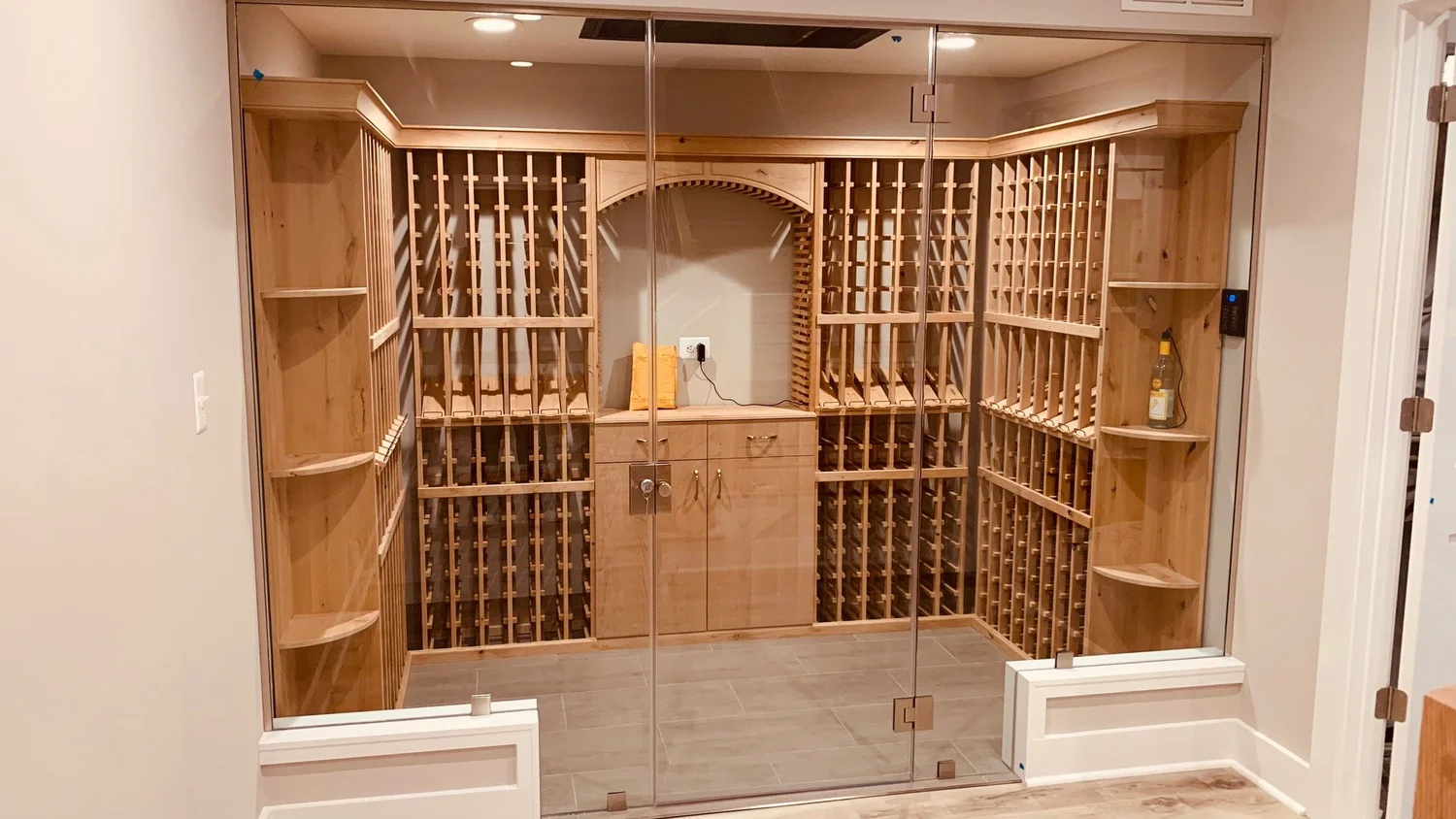 Wine room with notched inline panels and glass-to-glass hinges
