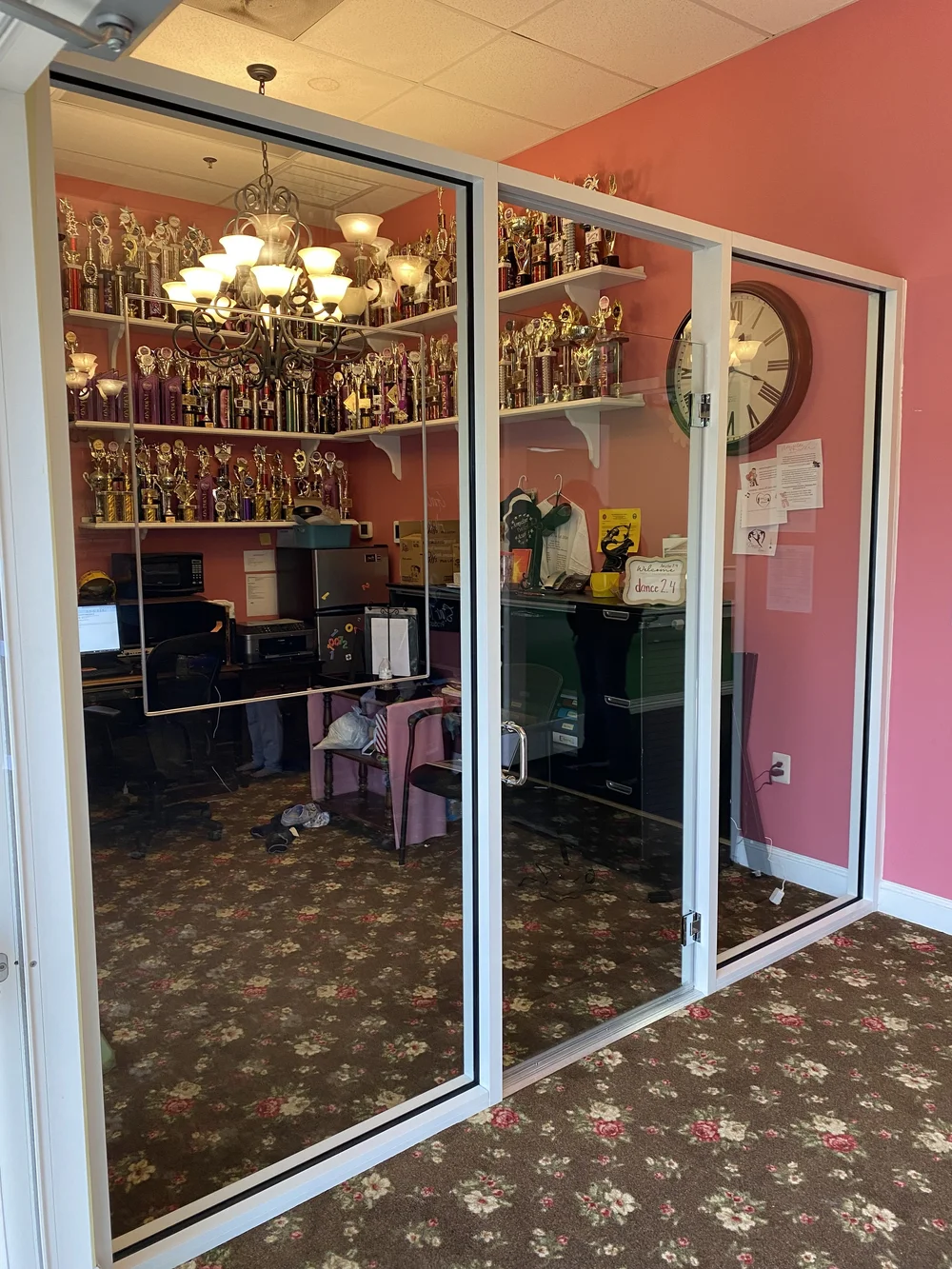 Office entrance wall with delivery opening in glass