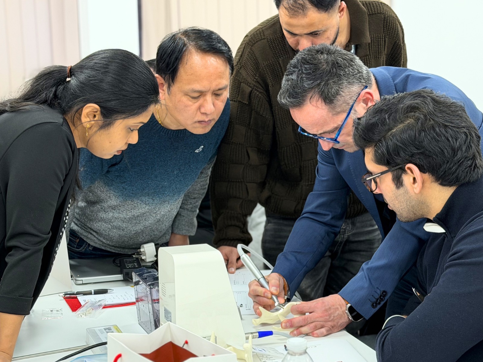 Hands-on implant training around a demonstration model