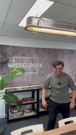 Charles legt in de showroom uit wat een Wisseldoek is